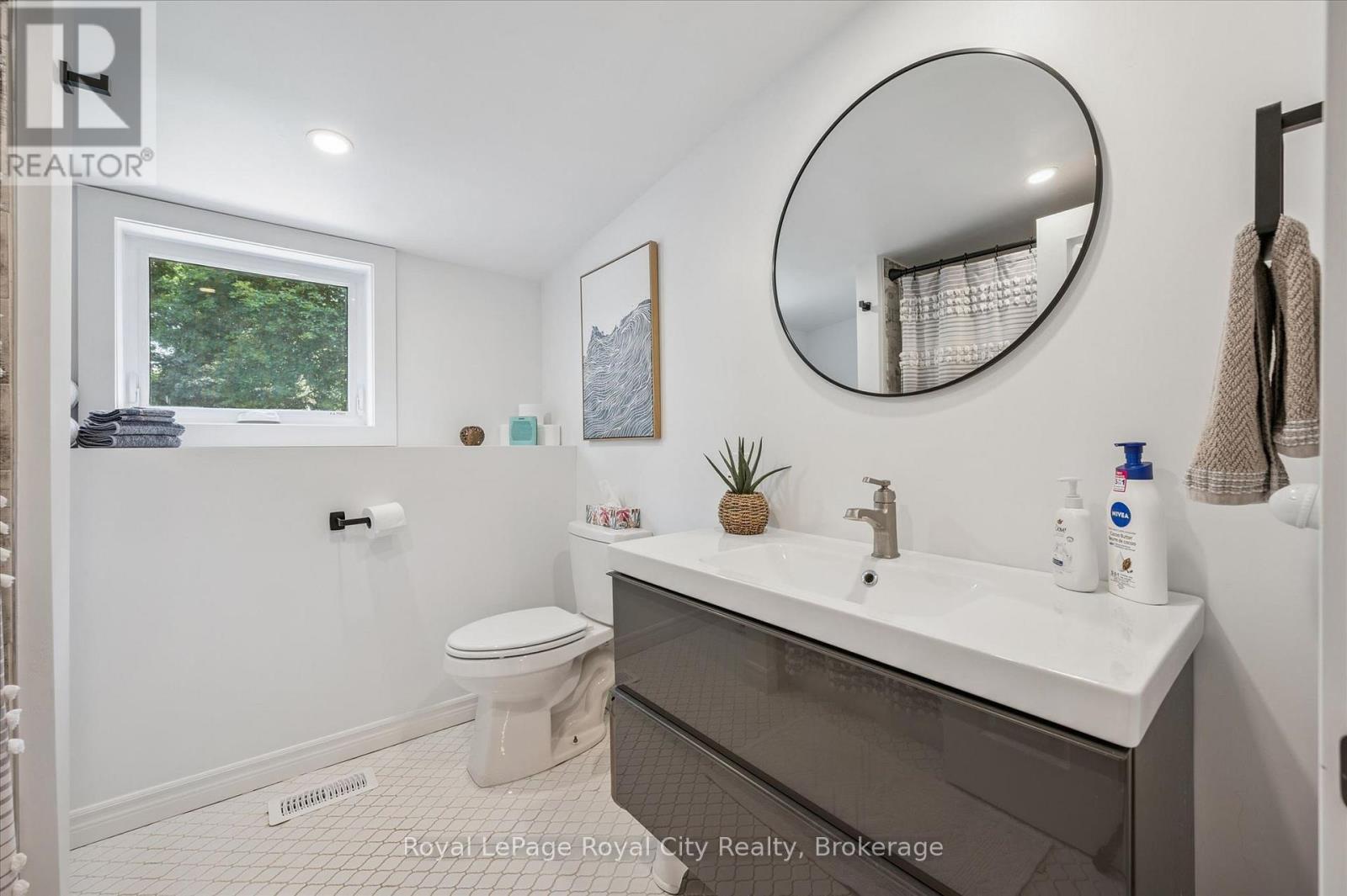 












470 PERTH STREET

,
Centre Wellington (Fergus),




Ontario
N1M2S7

