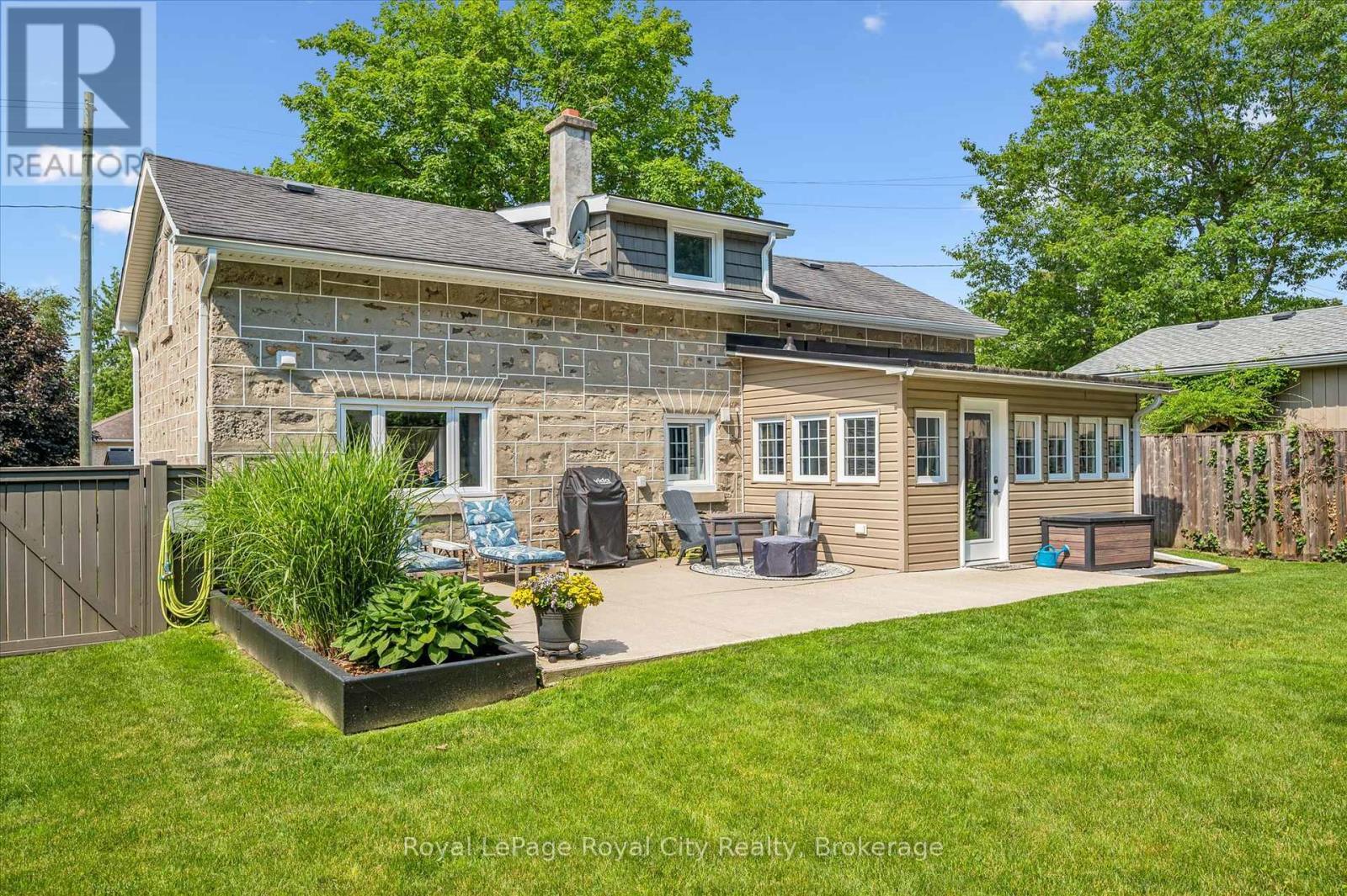 












470 PERTH STREET

,
Centre Wellington (Fergus),




Ontario
N1M2S7

