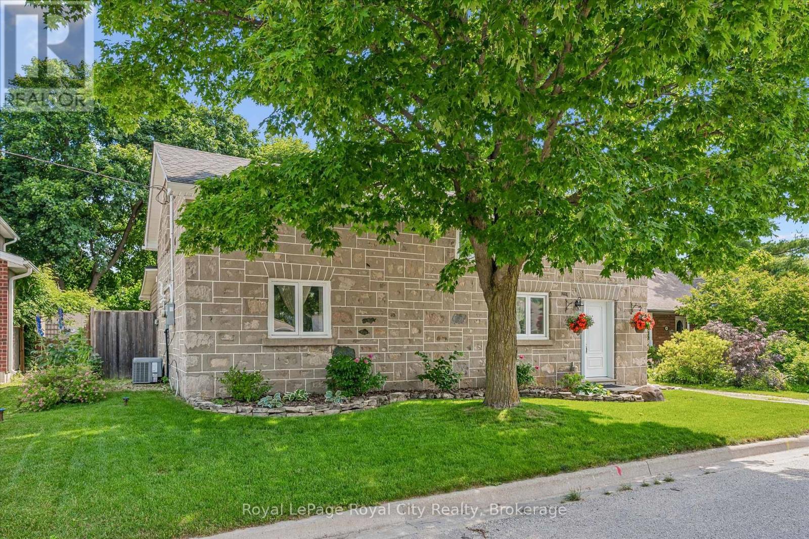 












470 PERTH STREET

,
Centre Wellington (Fergus),




Ontario
N1M2S7

