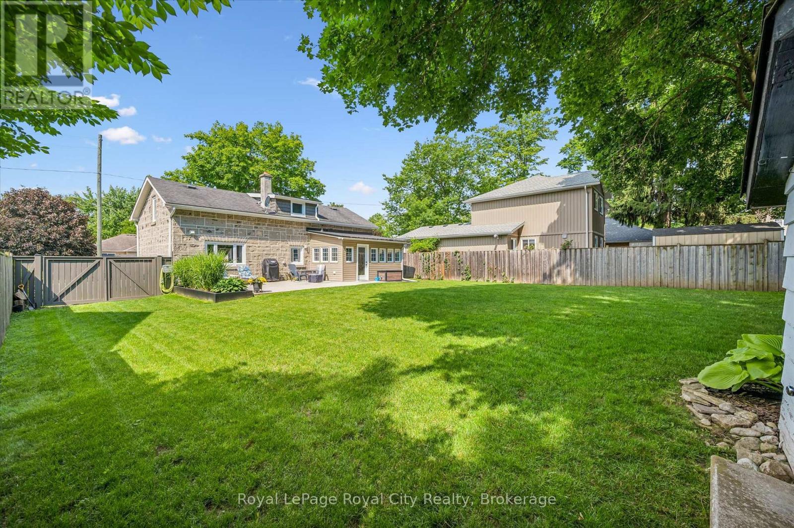 












470 PERTH STREET

,
Centre Wellington (Fergus),




Ontario
N1M2S7


