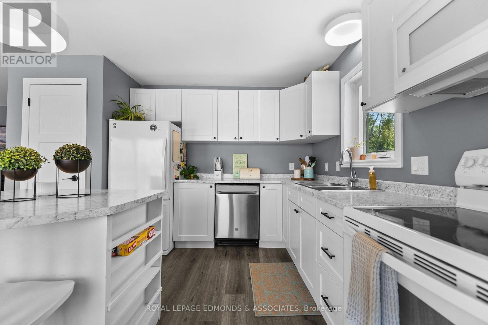 












63 GREATVIEW TRAIL

,
Whitewater Region,




Ontario
K8A6W2

