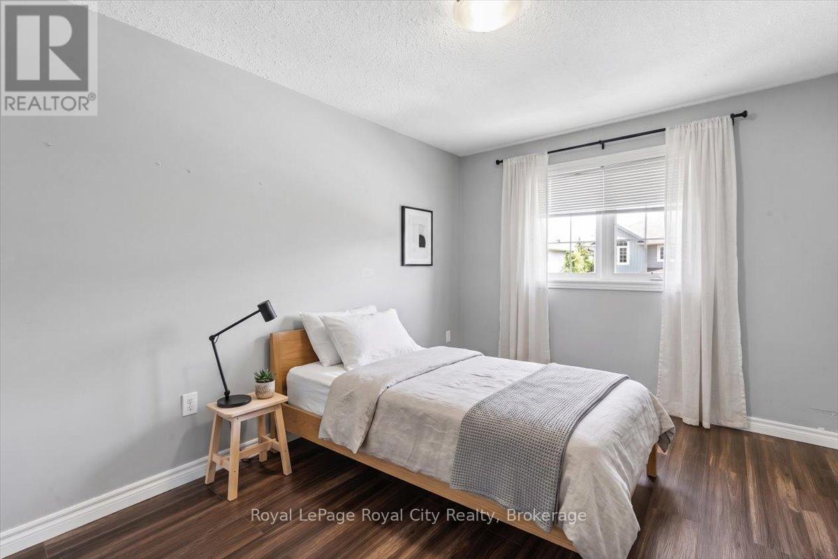 












25 - 1498 GORDON STREET

,
Guelph (Pineridge/Westminster Woods),




Ontario
N1L1C8

