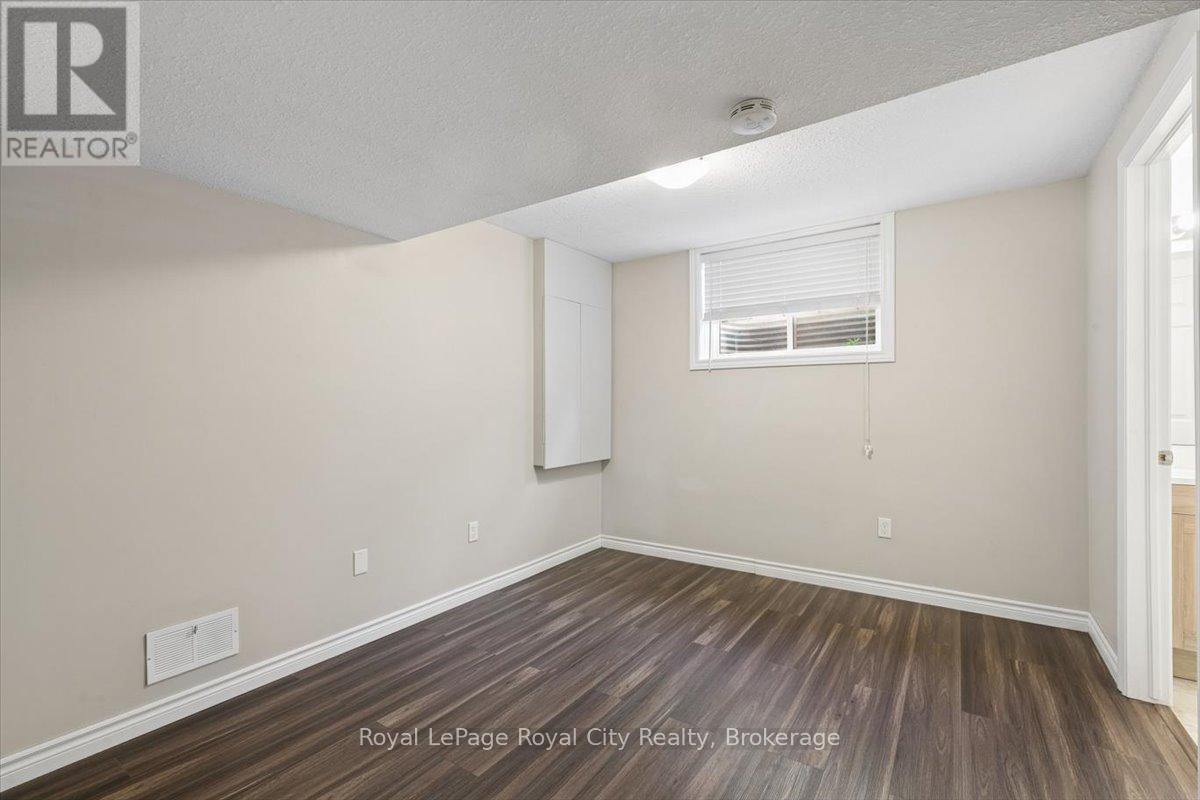 












25 - 1498 GORDON STREET

,
Guelph (Pineridge/Westminster Woods),




Ontario
N1L1C8

