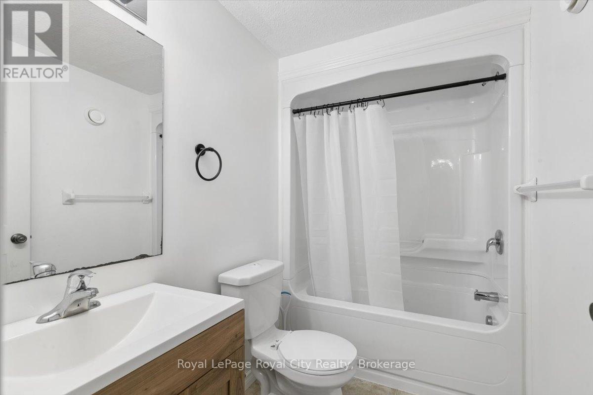 












25 - 1498 GORDON STREET

,
Guelph (Pineridge/Westminster Woods),




Ontario
N1L1C8

