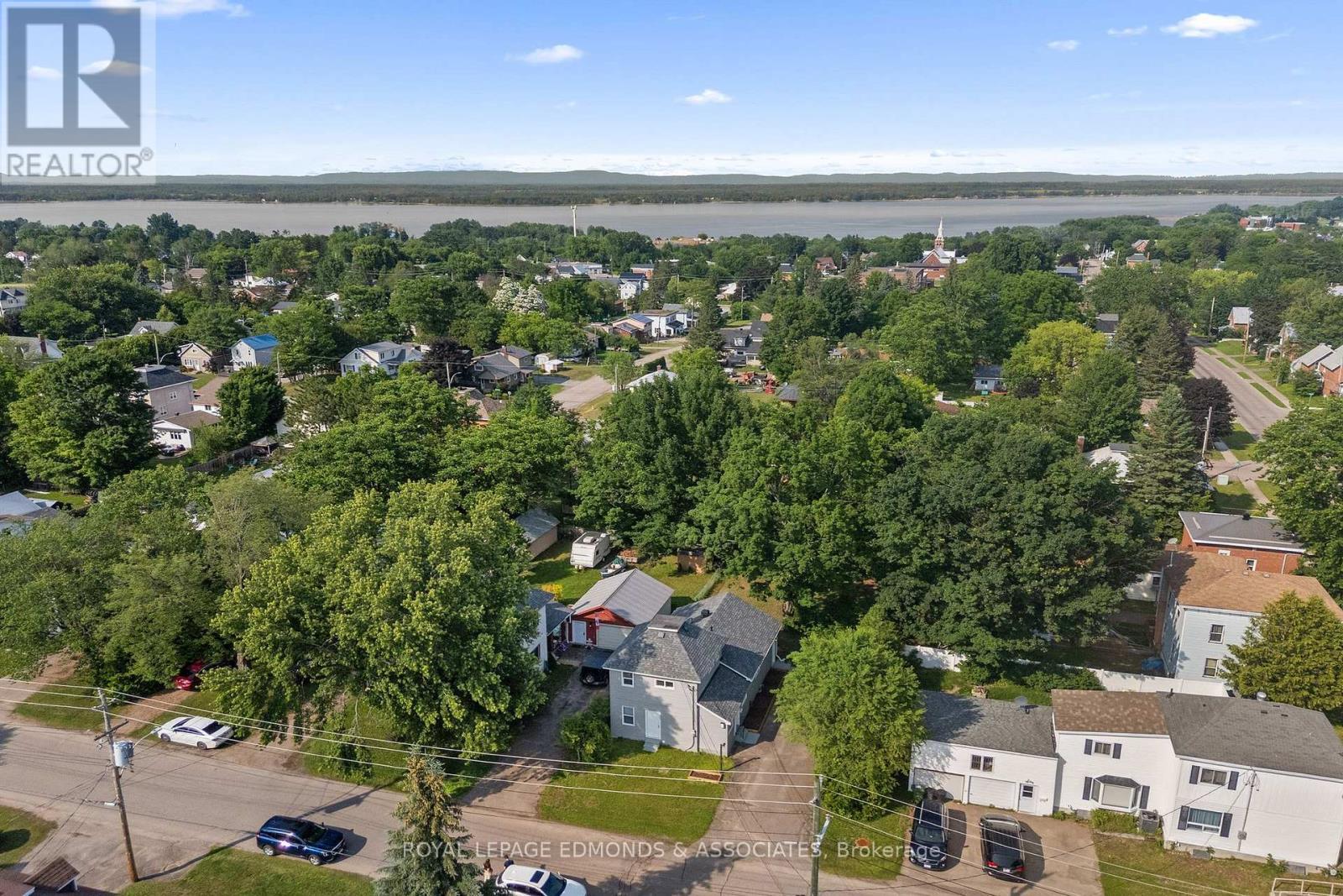 












663 FISCHER STREET

,
Pembroke,




Ontario
K8A6K4

