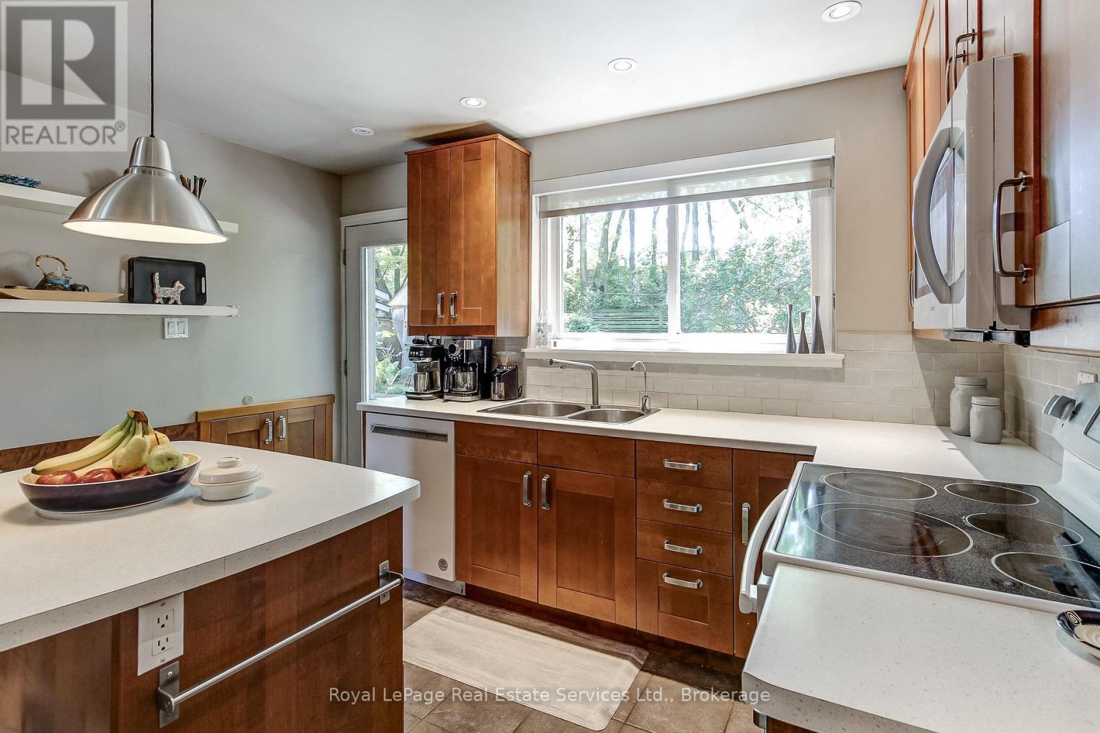 












556 TRAFFORD CRESCENT

,
Oakville (WO West),




Ontario
L6L3T3

