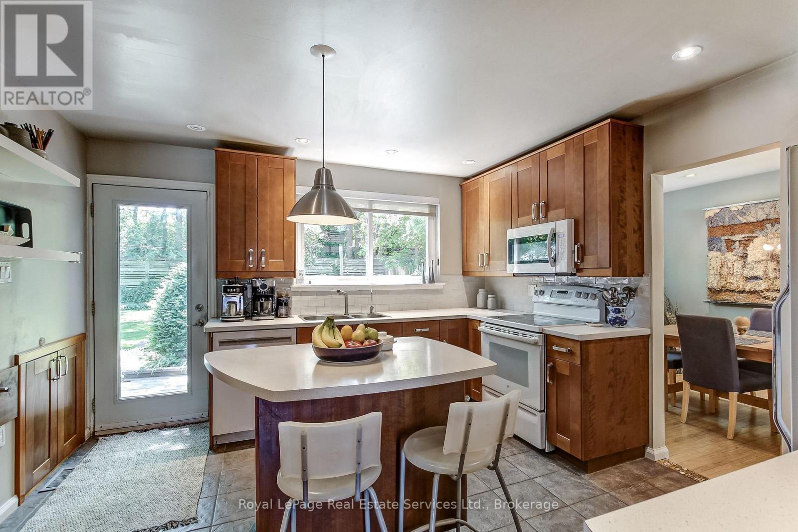 












556 TRAFFORD CRESCENT

,
Oakville (WO West),




Ontario
L6L3T3

