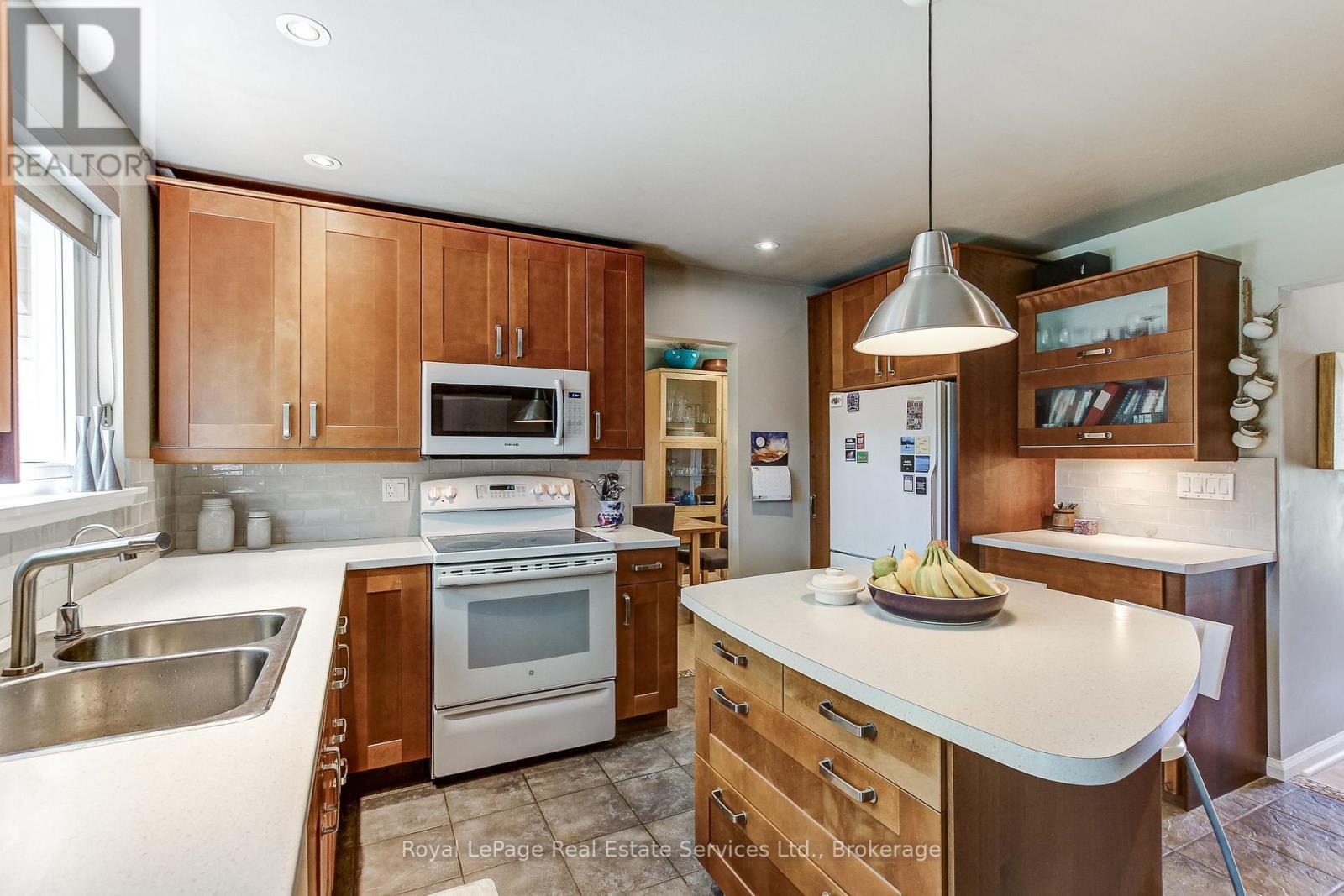 












556 TRAFFORD CRESCENT

,
Oakville (WO West),




Ontario
L6L3T3

