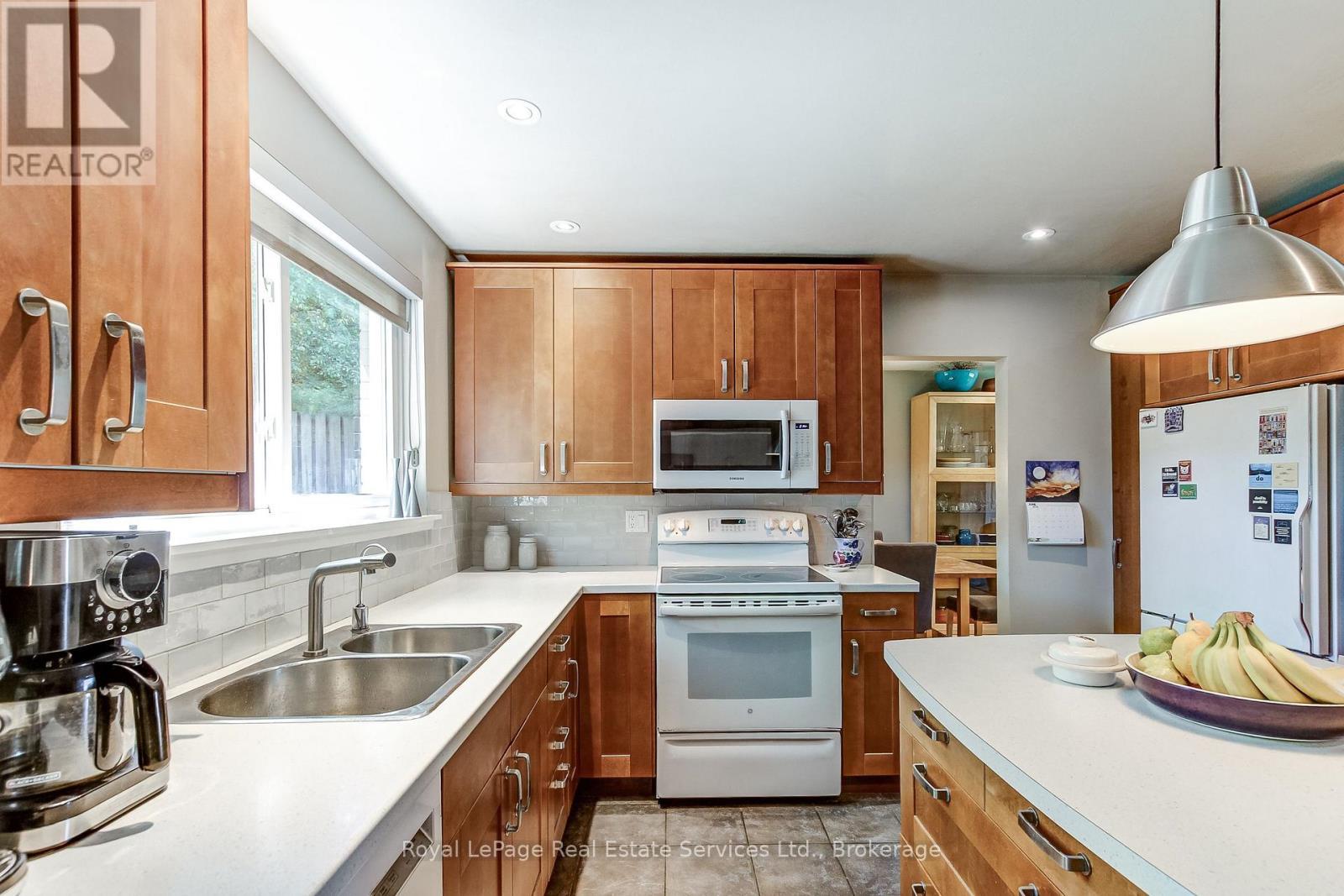 












556 TRAFFORD CRESCENT

,
Oakville (WO West),




Ontario
L6L3T3


