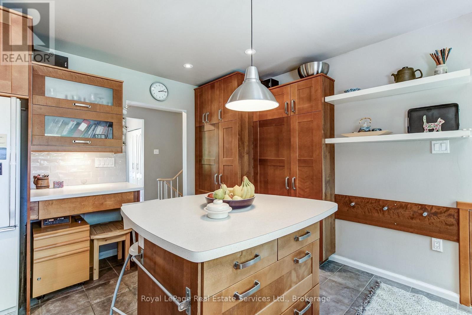 












556 TRAFFORD CRESCENT

,
Oakville (WO West),




Ontario
L6L3T3

