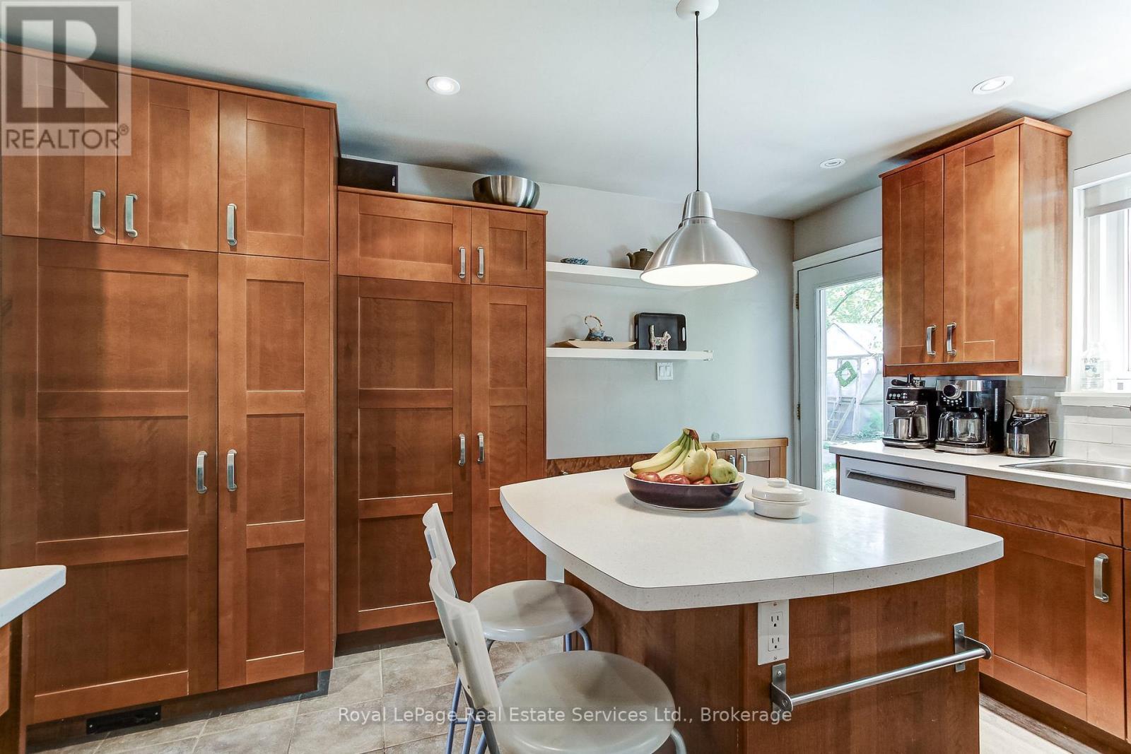 












556 TRAFFORD CRESCENT

,
Oakville (WO West),




Ontario
L6L3T3

