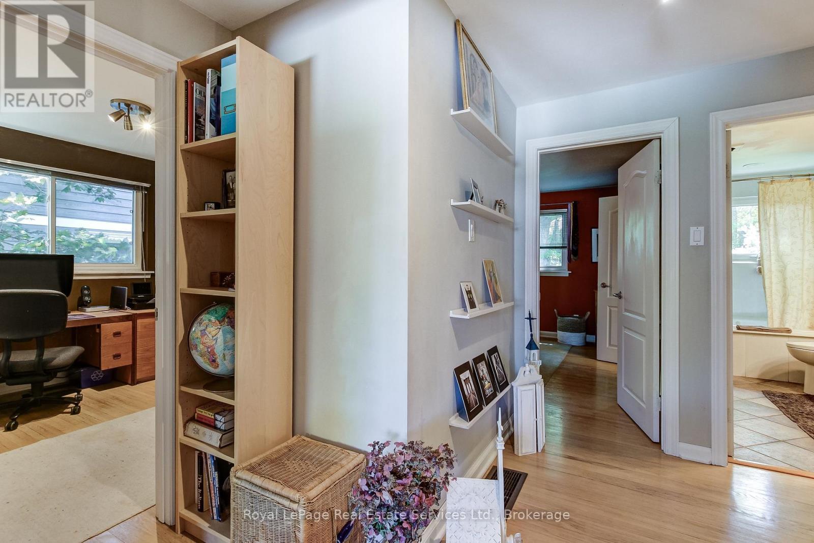 












556 TRAFFORD CRESCENT

,
Oakville (WO West),




Ontario
L6L3T3

