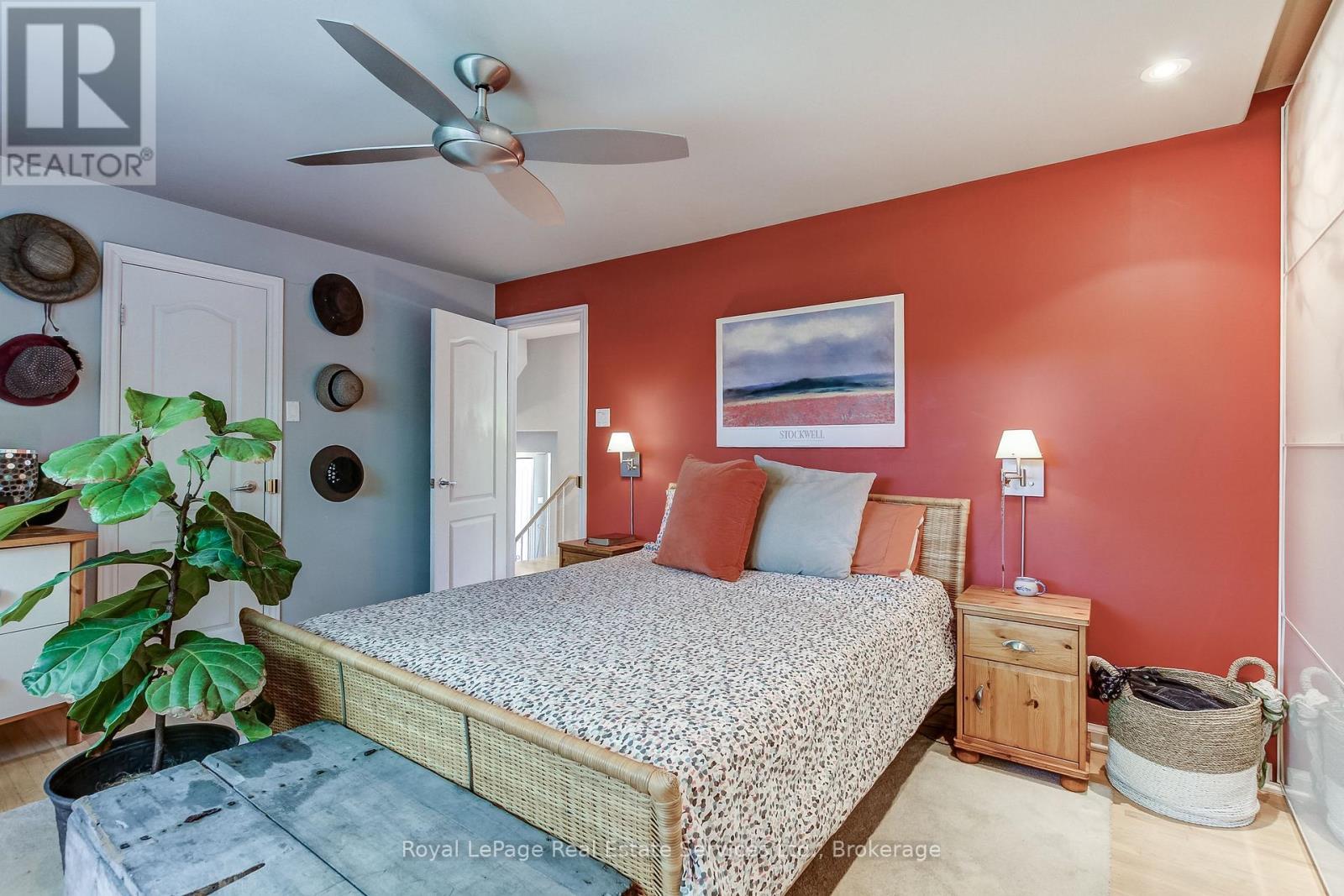 












556 TRAFFORD CRESCENT

,
Oakville (WO West),




Ontario
L6L3T3

