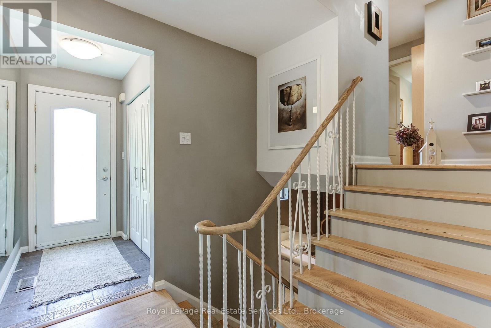 












556 TRAFFORD CRESCENT

,
Oakville (WO West),




Ontario
L6L3T3

