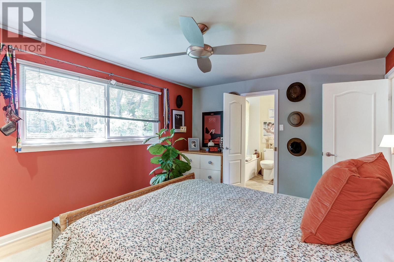 












556 TRAFFORD CRESCENT

,
Oakville (WO West),




Ontario
L6L3T3

