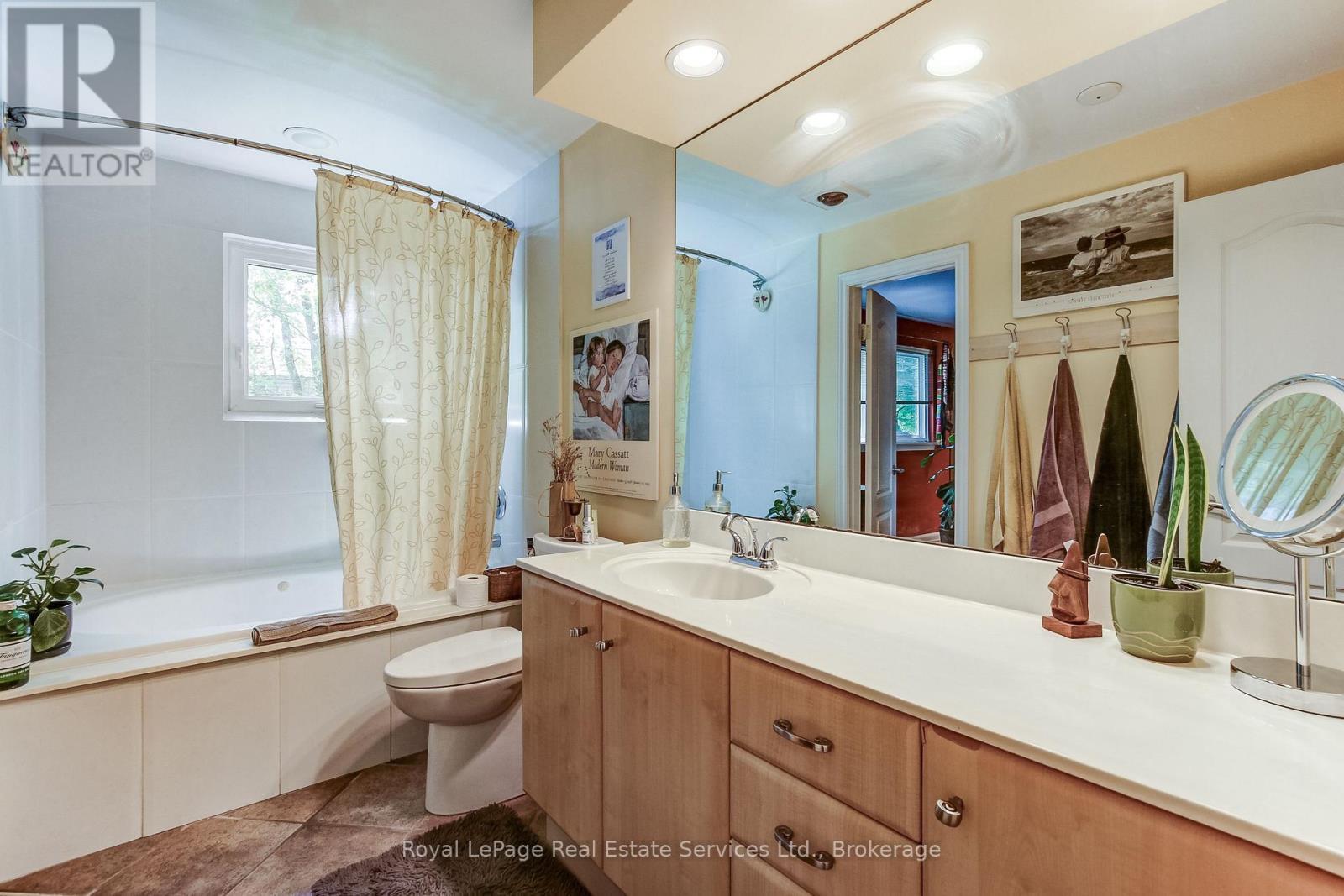 












556 TRAFFORD CRESCENT

,
Oakville (WO West),




Ontario
L6L3T3

