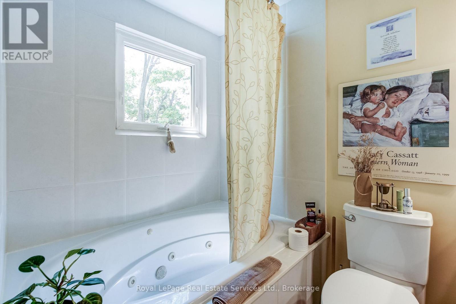 












556 TRAFFORD CRESCENT

,
Oakville (WO West),




Ontario
L6L3T3

