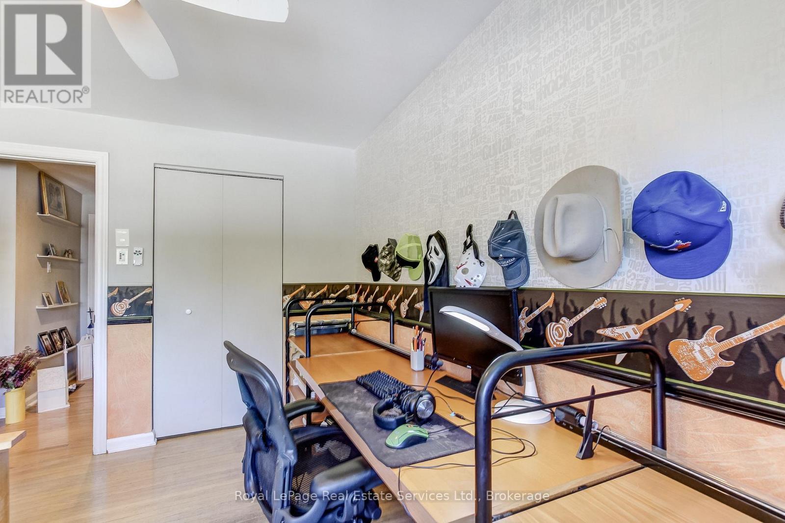 












556 TRAFFORD CRESCENT

,
Oakville (WO West),




Ontario
L6L3T3

