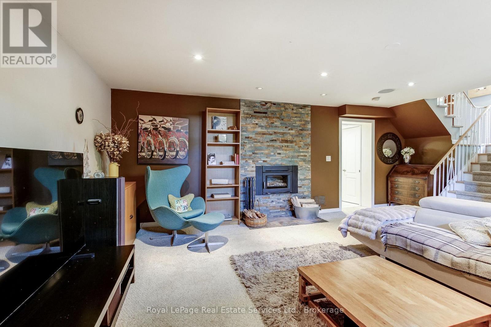 












556 TRAFFORD CRESCENT

,
Oakville (WO West),




Ontario
L6L3T3

