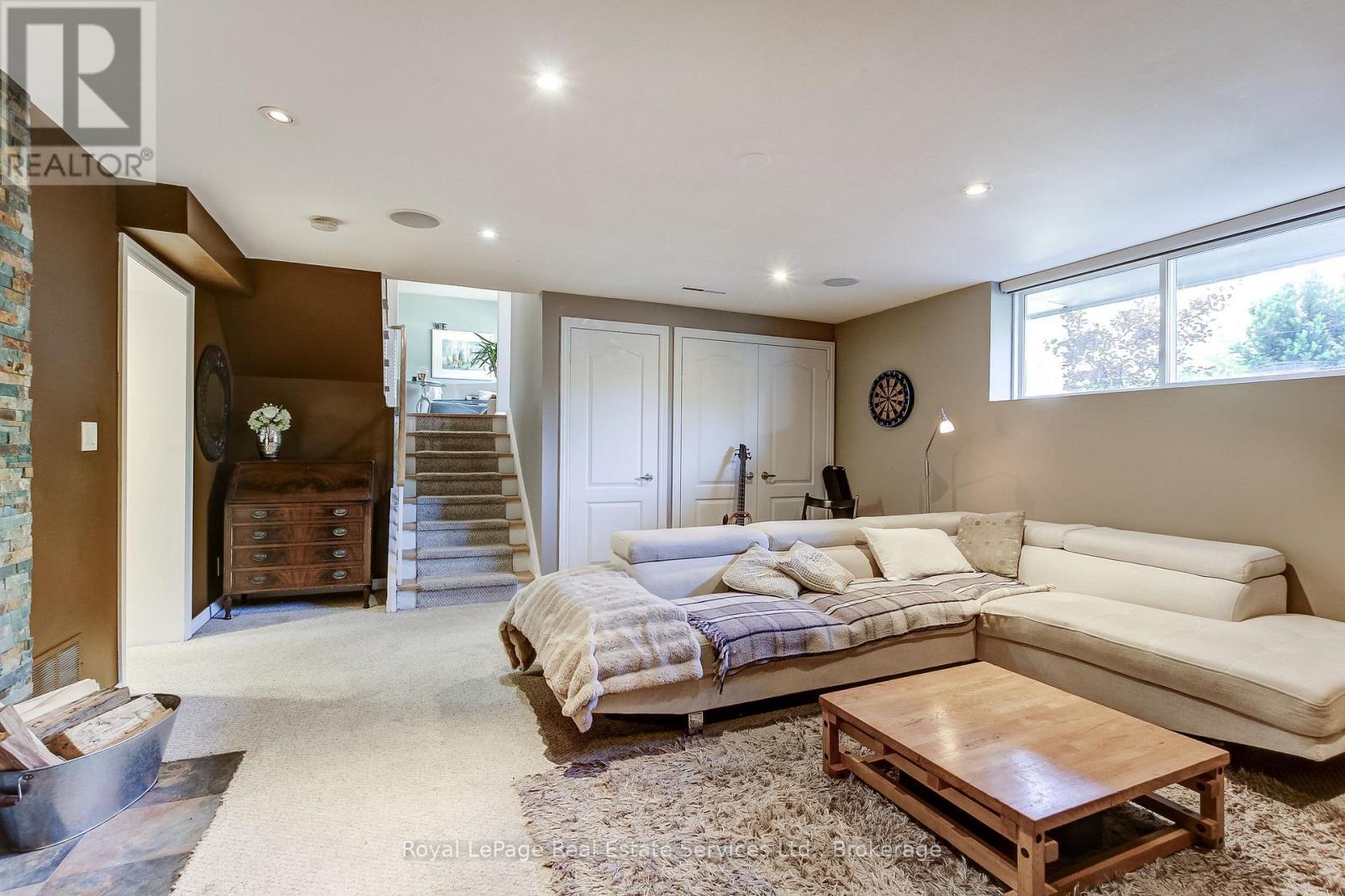 












556 TRAFFORD CRESCENT

,
Oakville (WO West),




Ontario
L6L3T3

