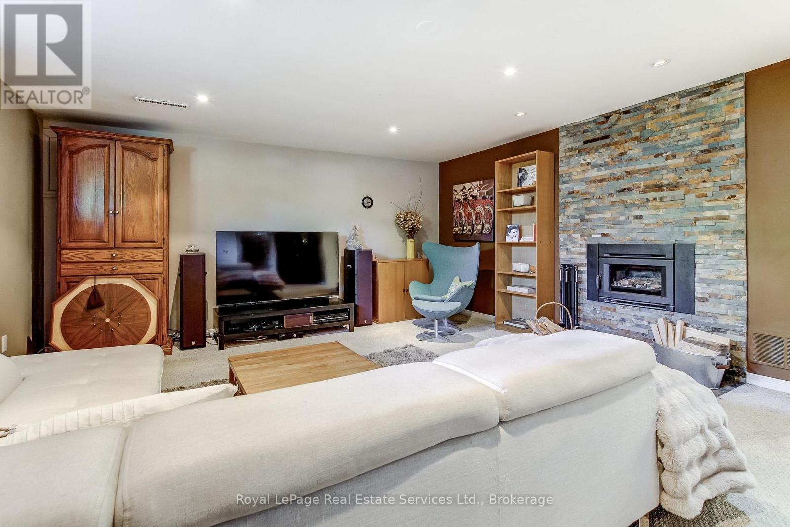 












556 TRAFFORD CRESCENT

,
Oakville (WO West),




Ontario
L6L3T3

