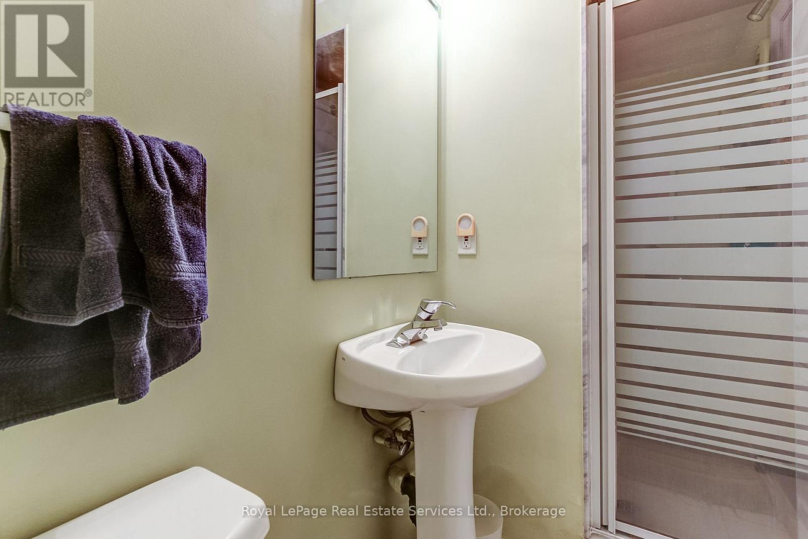 












556 TRAFFORD CRESCENT

,
Oakville (WO West),




Ontario
L6L3T3

