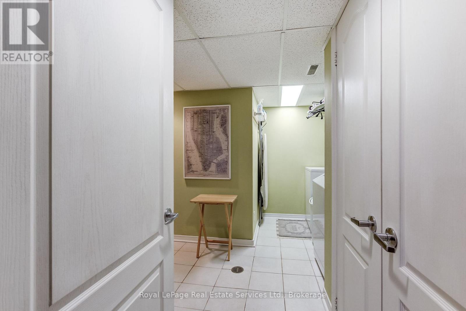 












556 TRAFFORD CRESCENT

,
Oakville (WO West),




Ontario
L6L3T3

