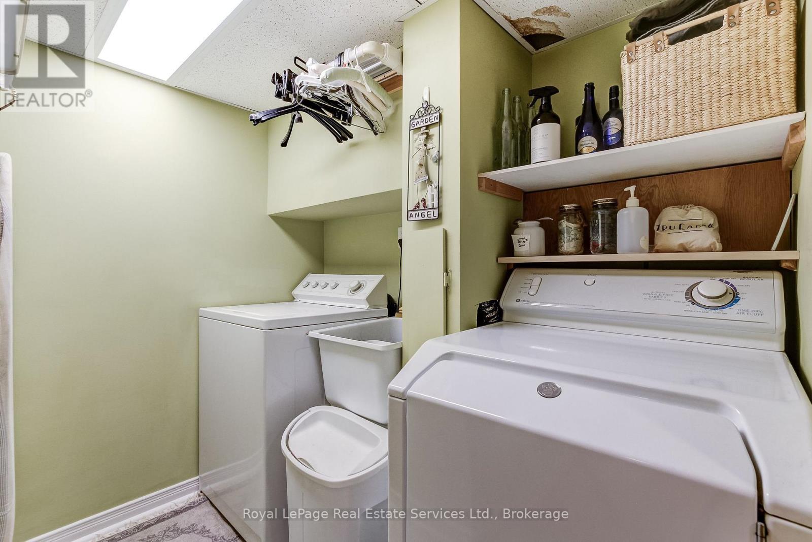 












556 TRAFFORD CRESCENT

,
Oakville (WO West),




Ontario
L6L3T3

