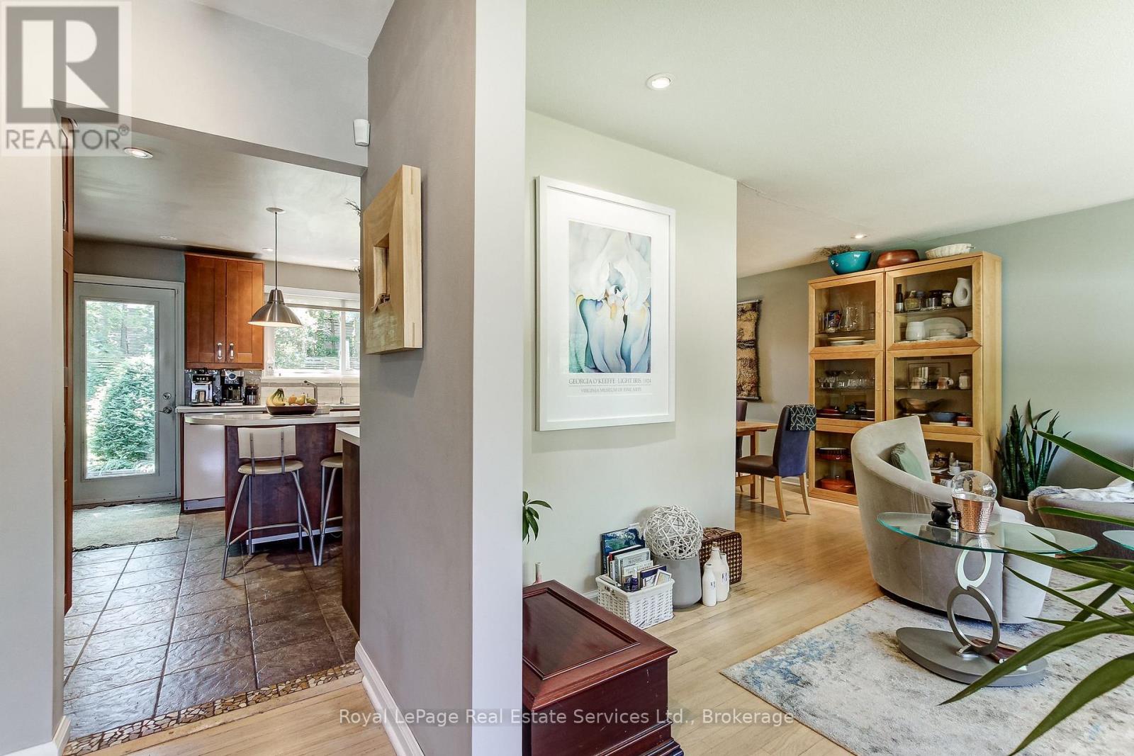 












556 TRAFFORD CRESCENT

,
Oakville (WO West),




Ontario
L6L3T3

