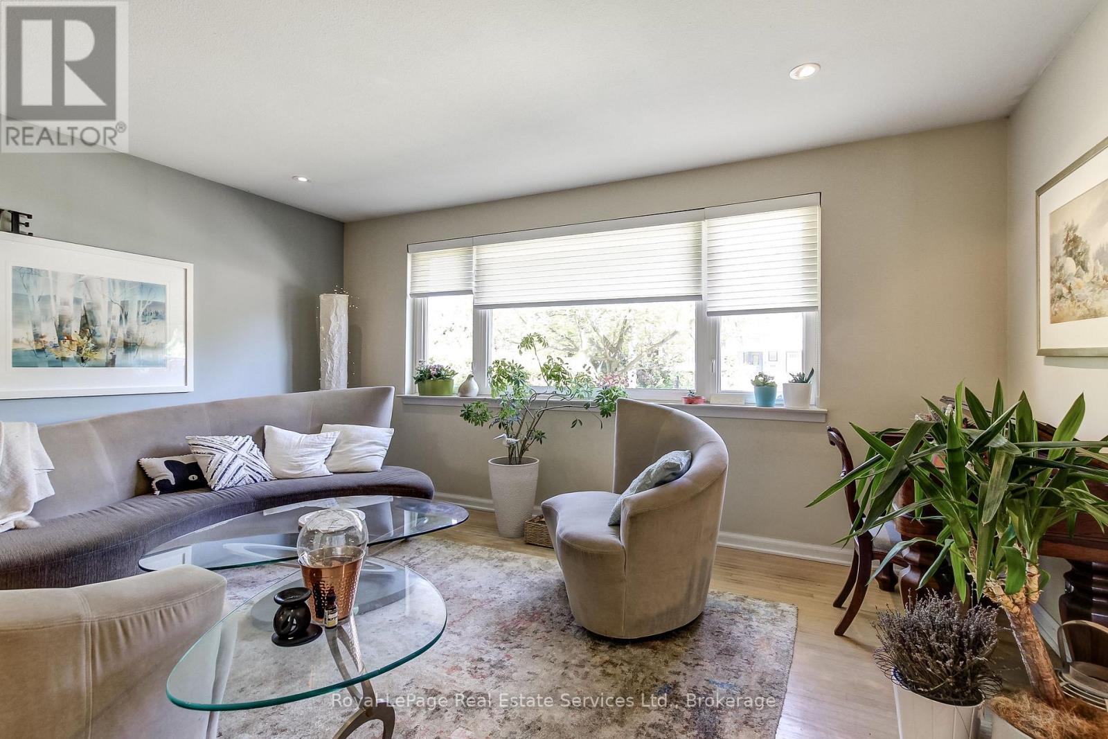 












556 TRAFFORD CRESCENT

,
Oakville (WO West),




Ontario
L6L3T3

