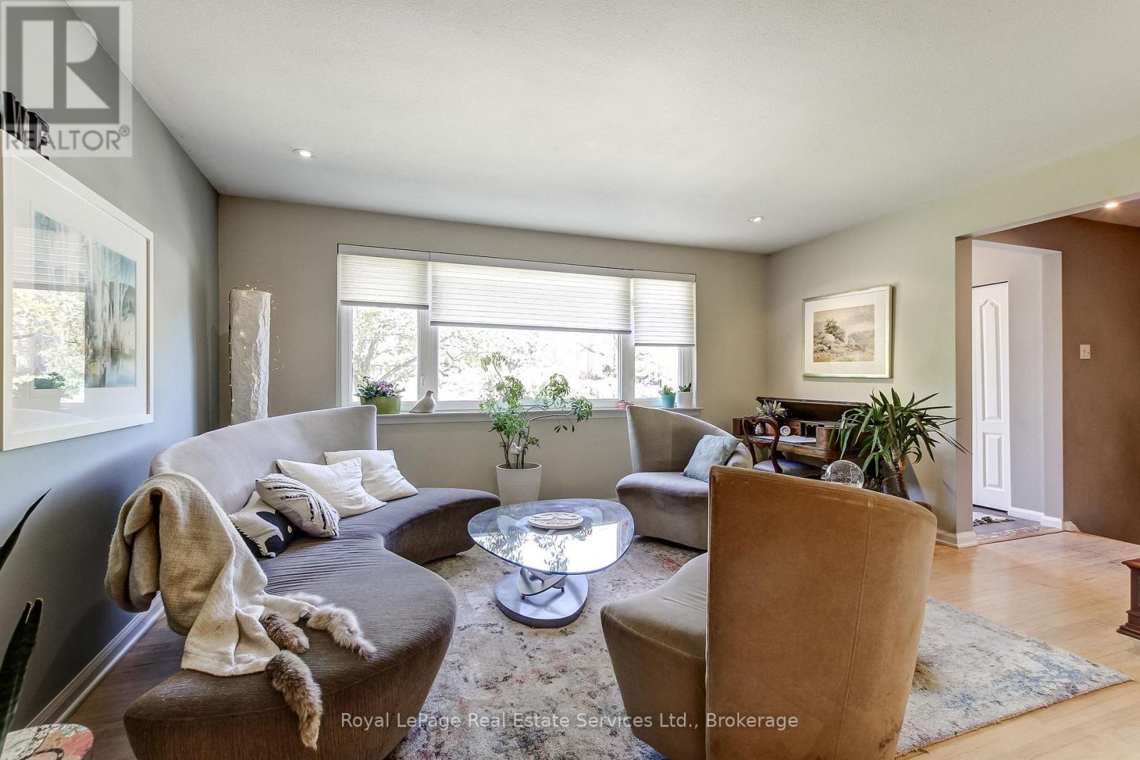 












556 TRAFFORD CRESCENT

,
Oakville (WO West),




Ontario
L6L3T3

