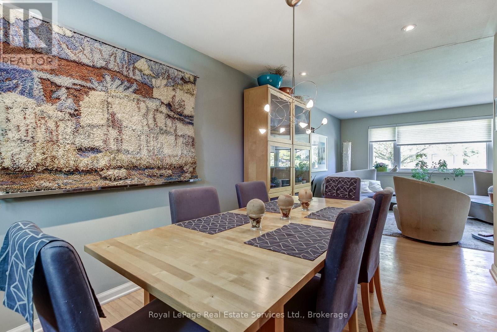 












556 TRAFFORD CRESCENT

,
Oakville (WO West),




Ontario
L6L3T3

