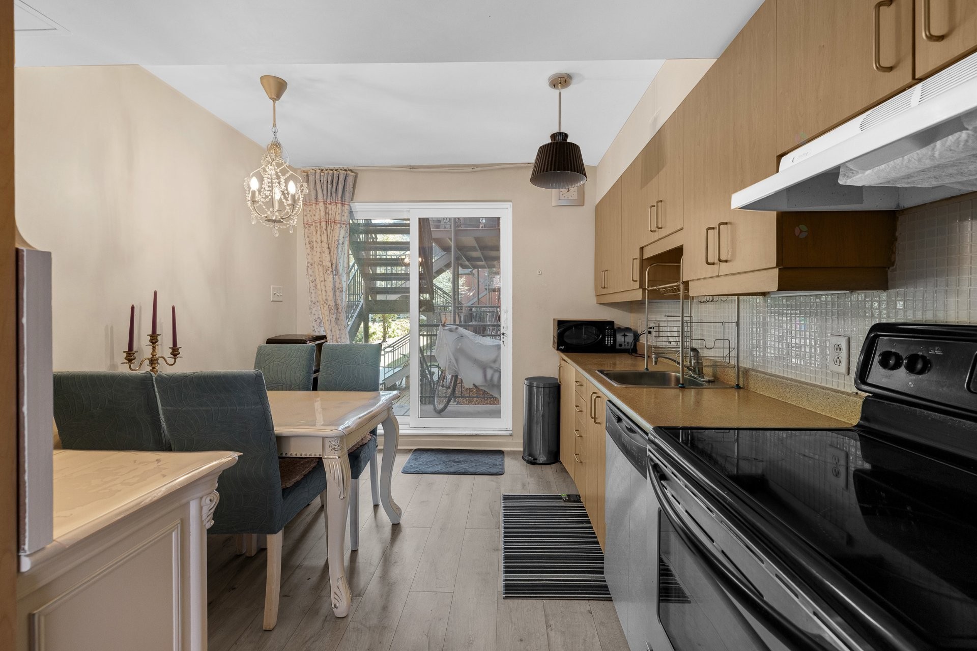 









3911


Boul. Cavendish

, 2,
Montréal (Côte-des-Neiges/Notre-Dame-de-Grâce),




QC
H4B2N4

