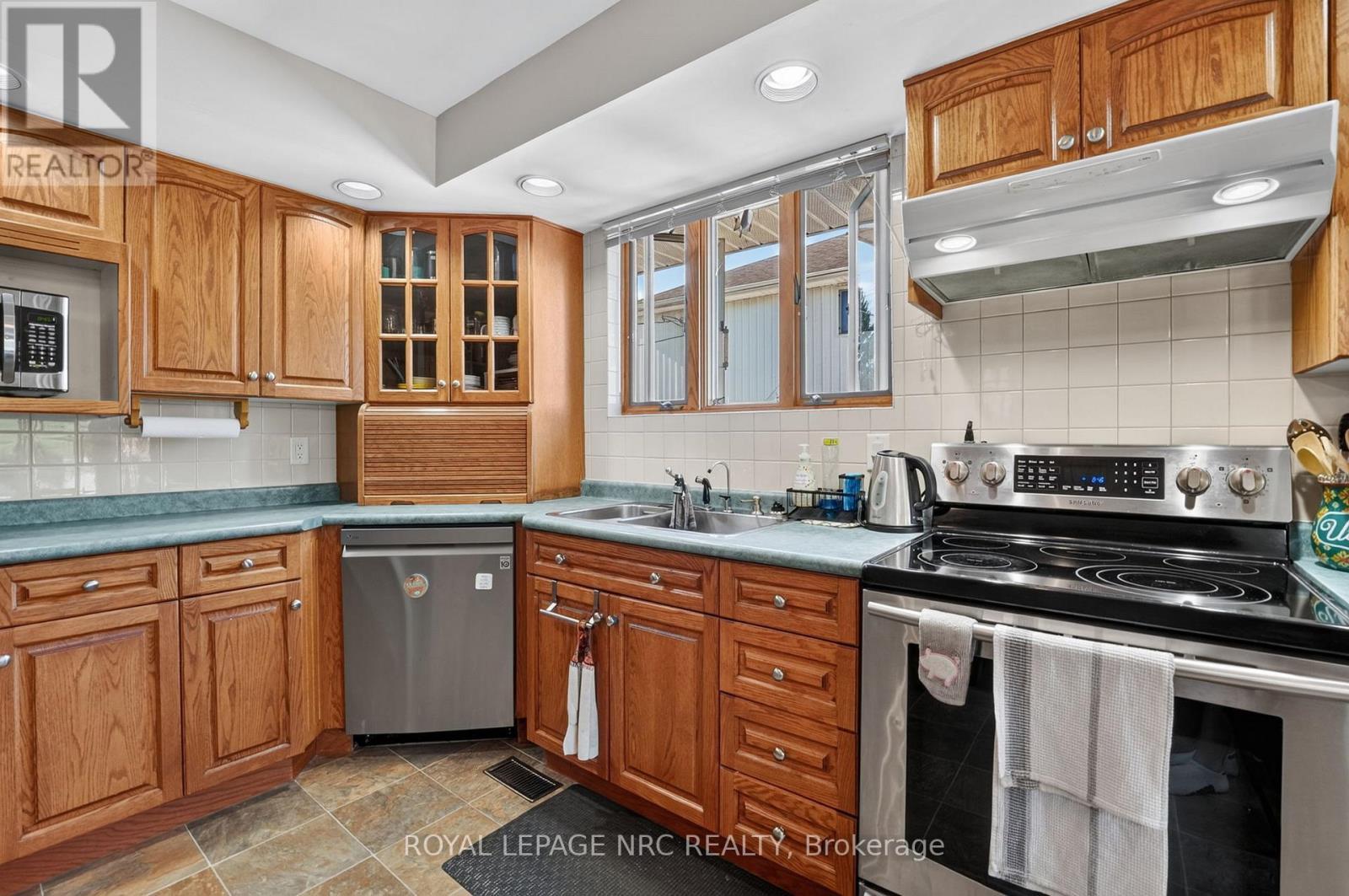 












979 CRESCENT ROAD

,
Fort Erie (Crescent Park),




Ontario
L2A4R6

