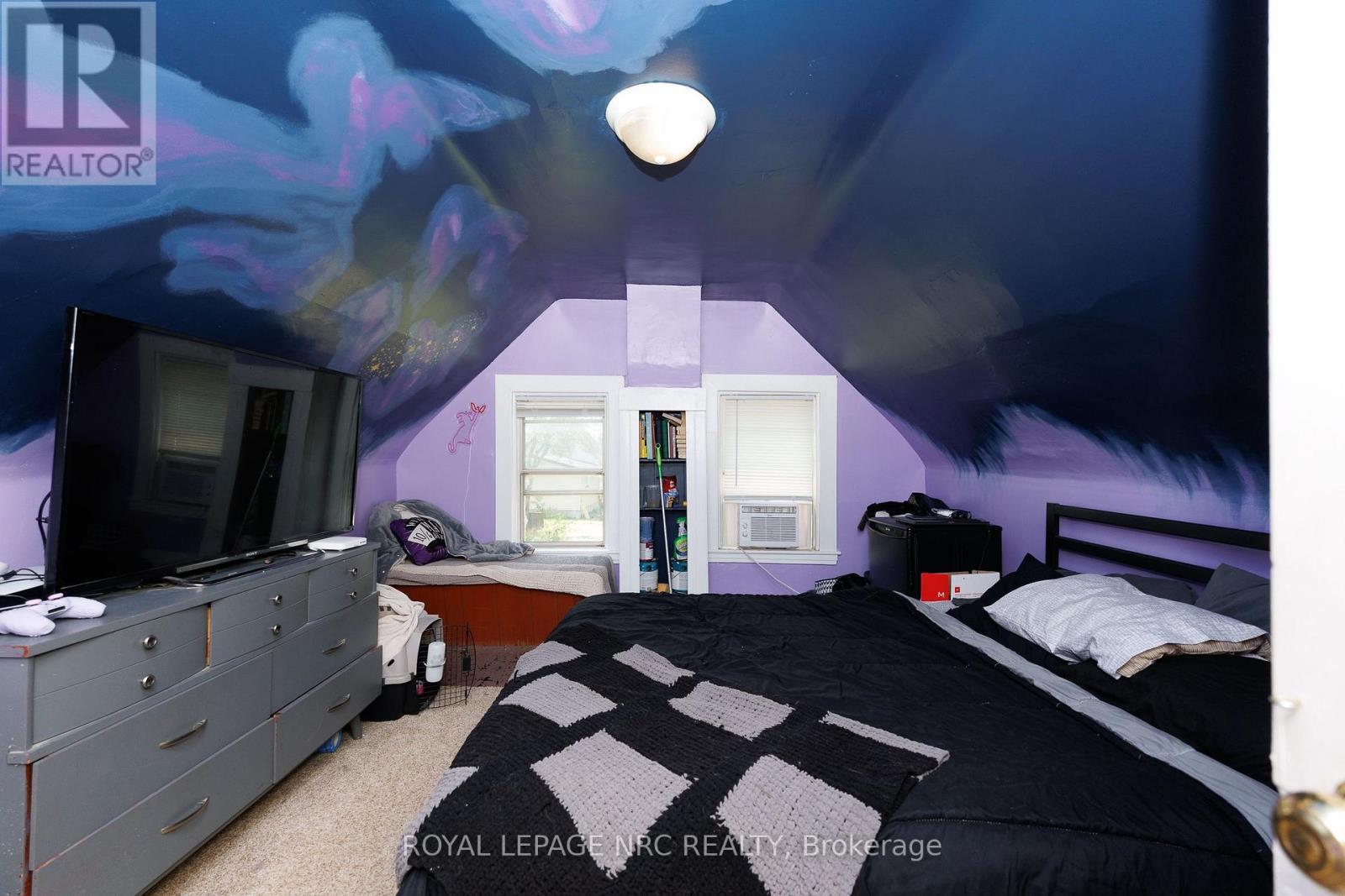 












1 CUMMING STREET

,
St. Catharines (Western Hill),




Ontario
L2S1H6

