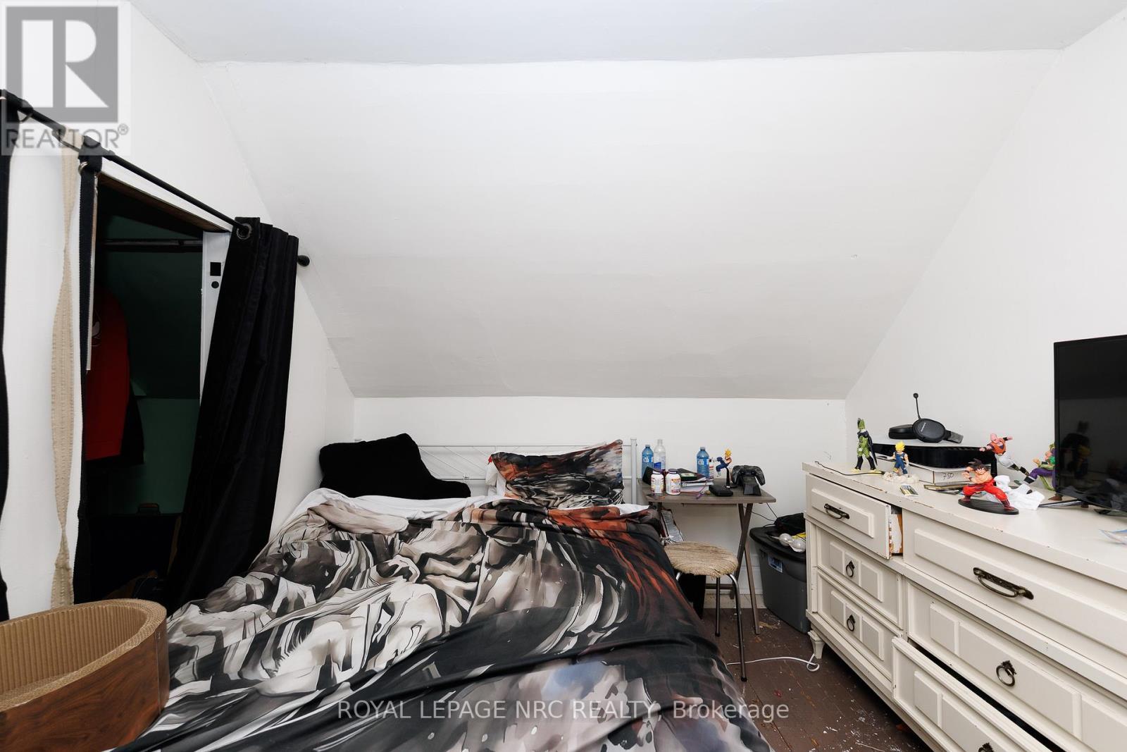 












1 CUMMING STREET

,
St. Catharines (Western Hill),




Ontario
L2S1H6

