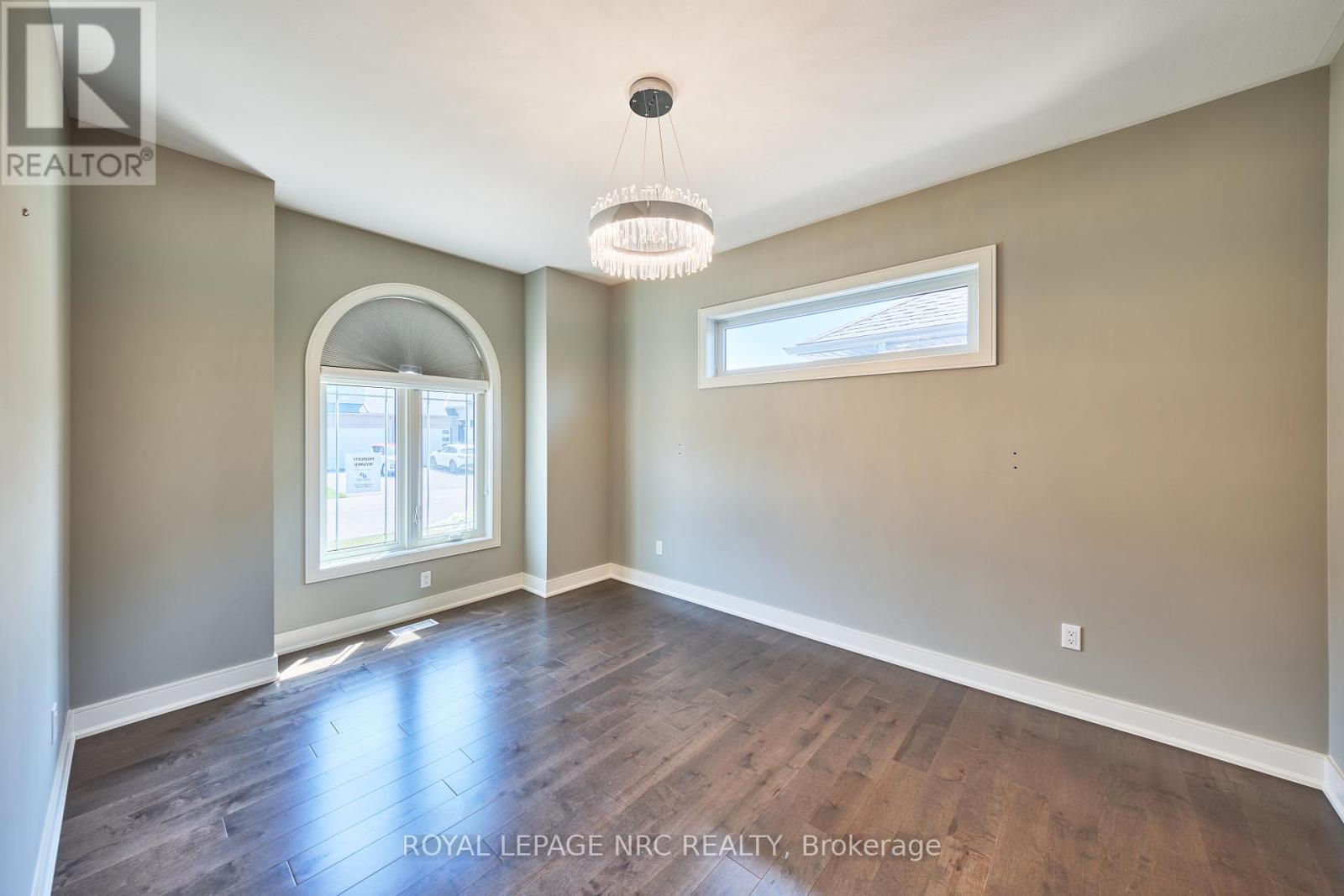 












53 CARRICK TRAIL

,
Welland (Hwy 406/Welland),




Ontario
L3B0E7

