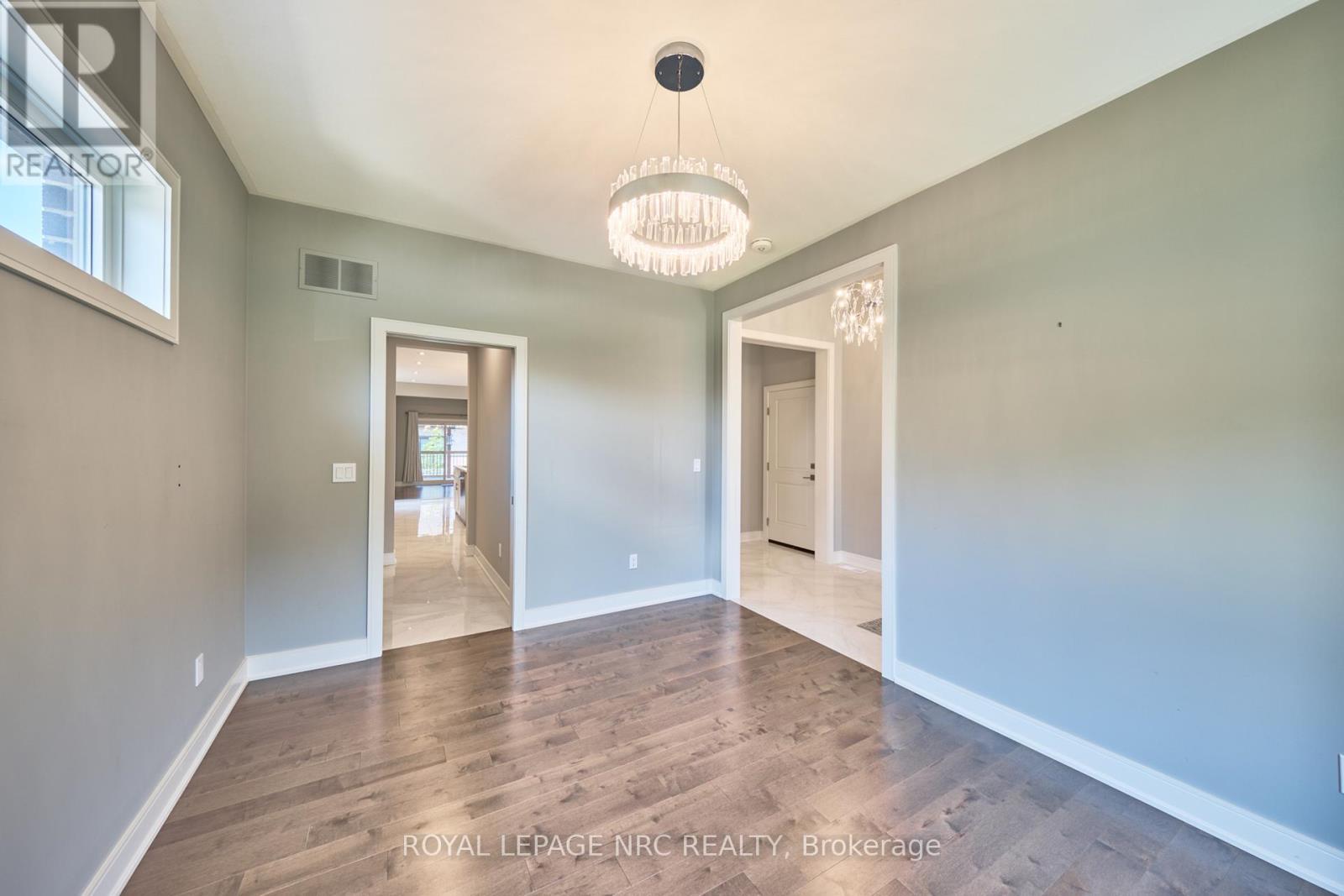 












53 CARRICK TRAIL

,
Welland (Hwy 406/Welland),




Ontario
L3B0E7

