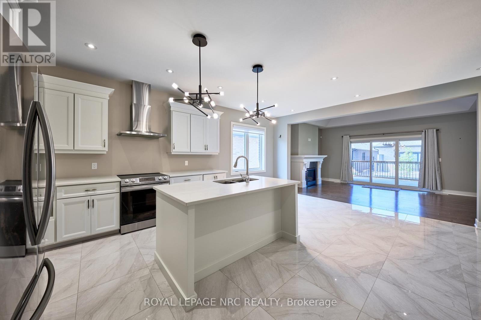 












53 CARRICK TRAIL

,
Welland (Hwy 406/Welland),




Ontario
L3B0E7

