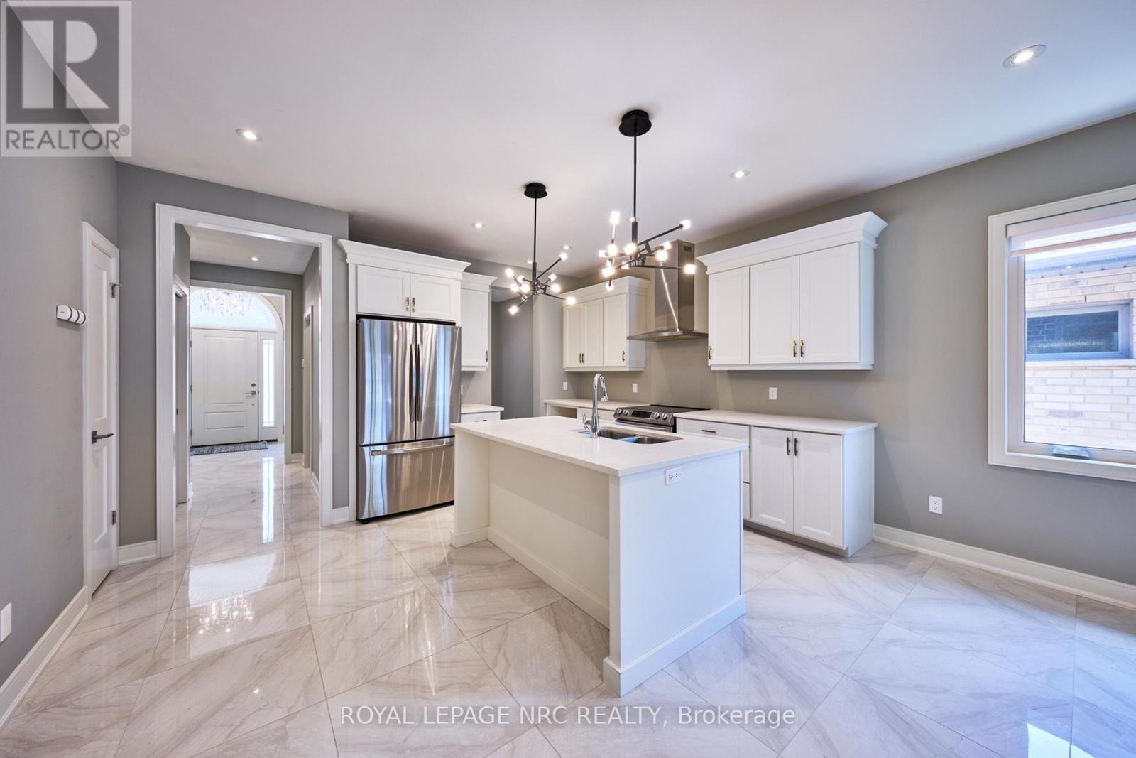 












53 CARRICK TRAIL

,
Welland (Hwy 406/Welland),




Ontario
L3B0E7

