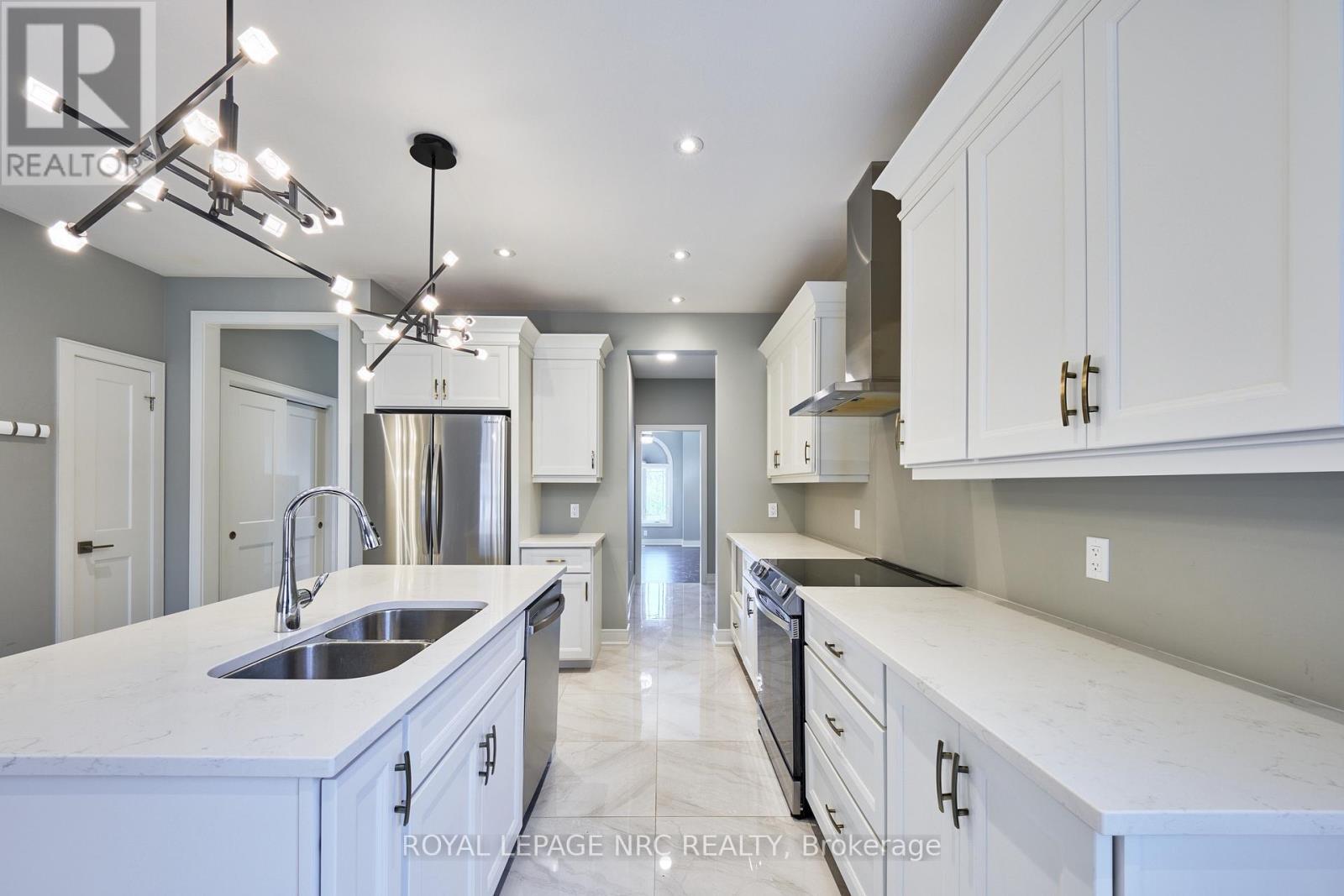 












53 CARRICK TRAIL

,
Welland (Hwy 406/Welland),




Ontario
L3B0E7

