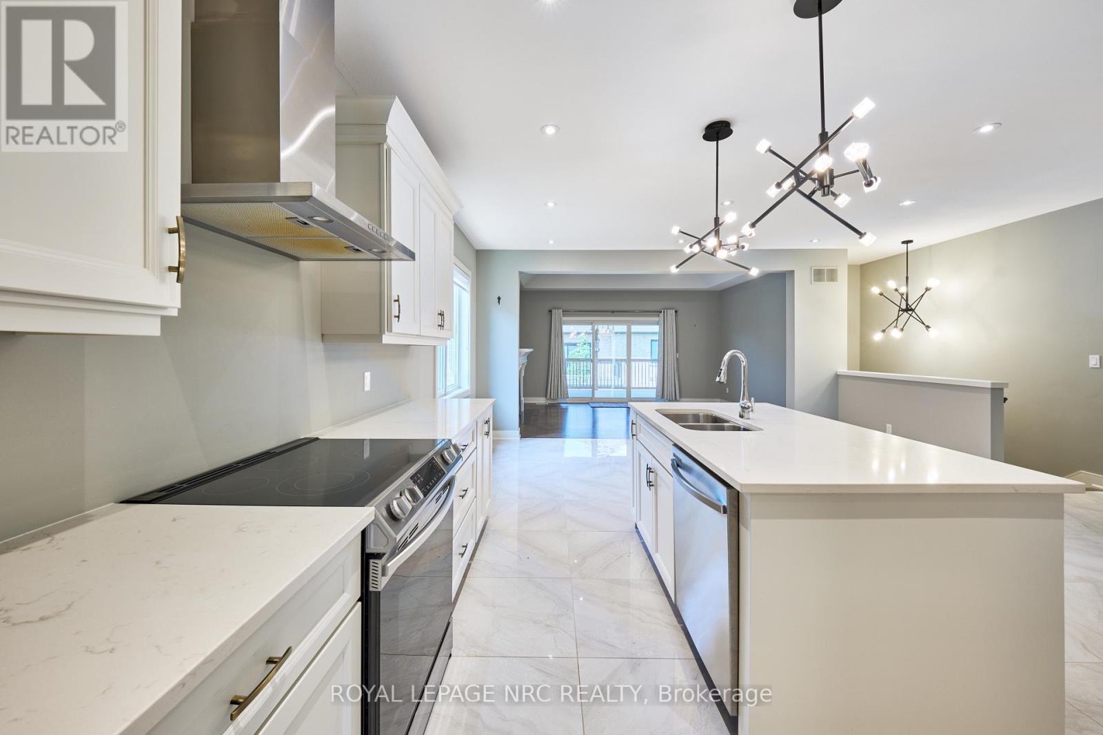 












53 CARRICK TRAIL

,
Welland (Hwy 406/Welland),




Ontario
L3B0E7

