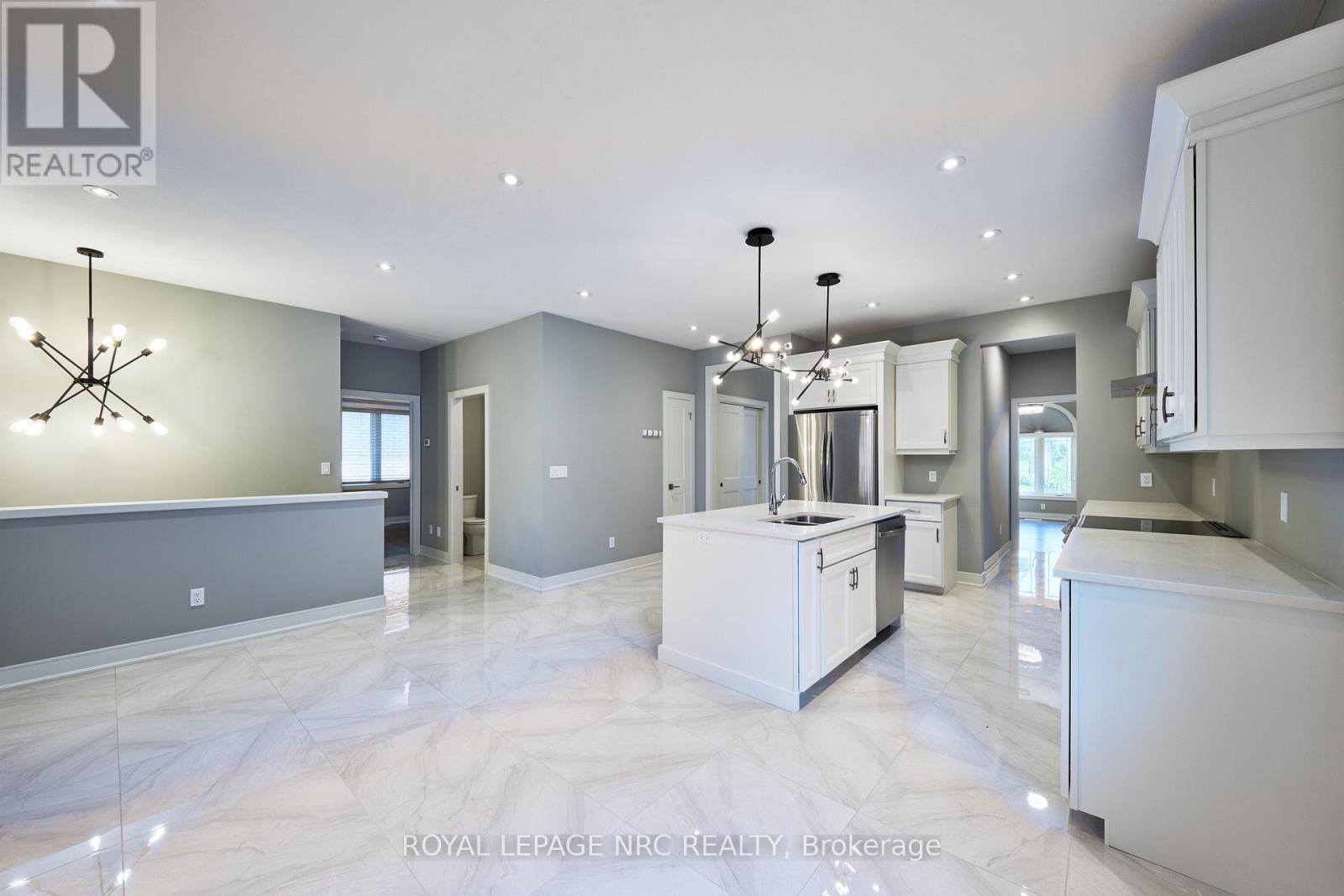 












53 CARRICK TRAIL

,
Welland (Hwy 406/Welland),




Ontario
L3B0E7

