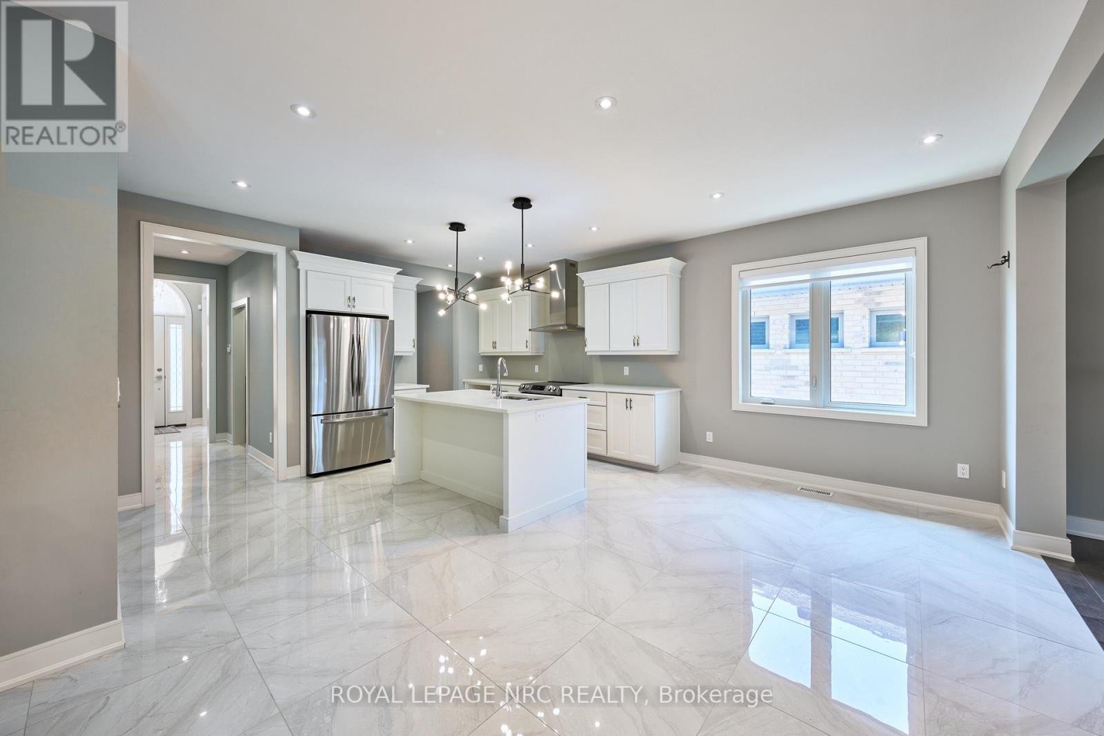 












53 CARRICK TRAIL

,
Welland (Hwy 406/Welland),




Ontario
L3B0E7

