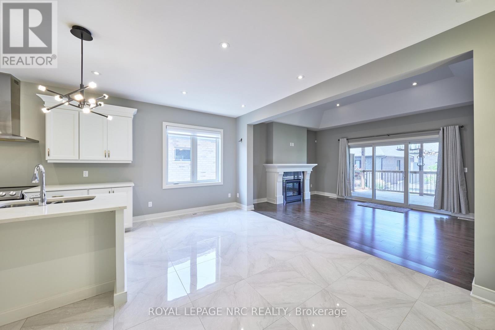 












53 CARRICK TRAIL

,
Welland (Hwy 406/Welland),




Ontario
L3B0E7

