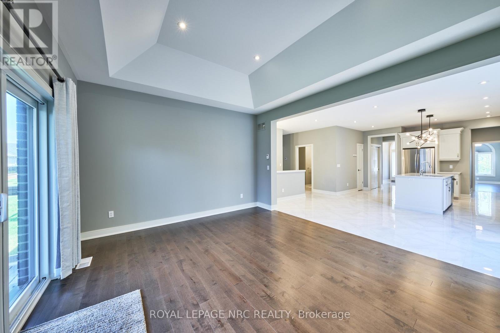 












53 CARRICK TRAIL

,
Welland (Hwy 406/Welland),




Ontario
L3B0E7

