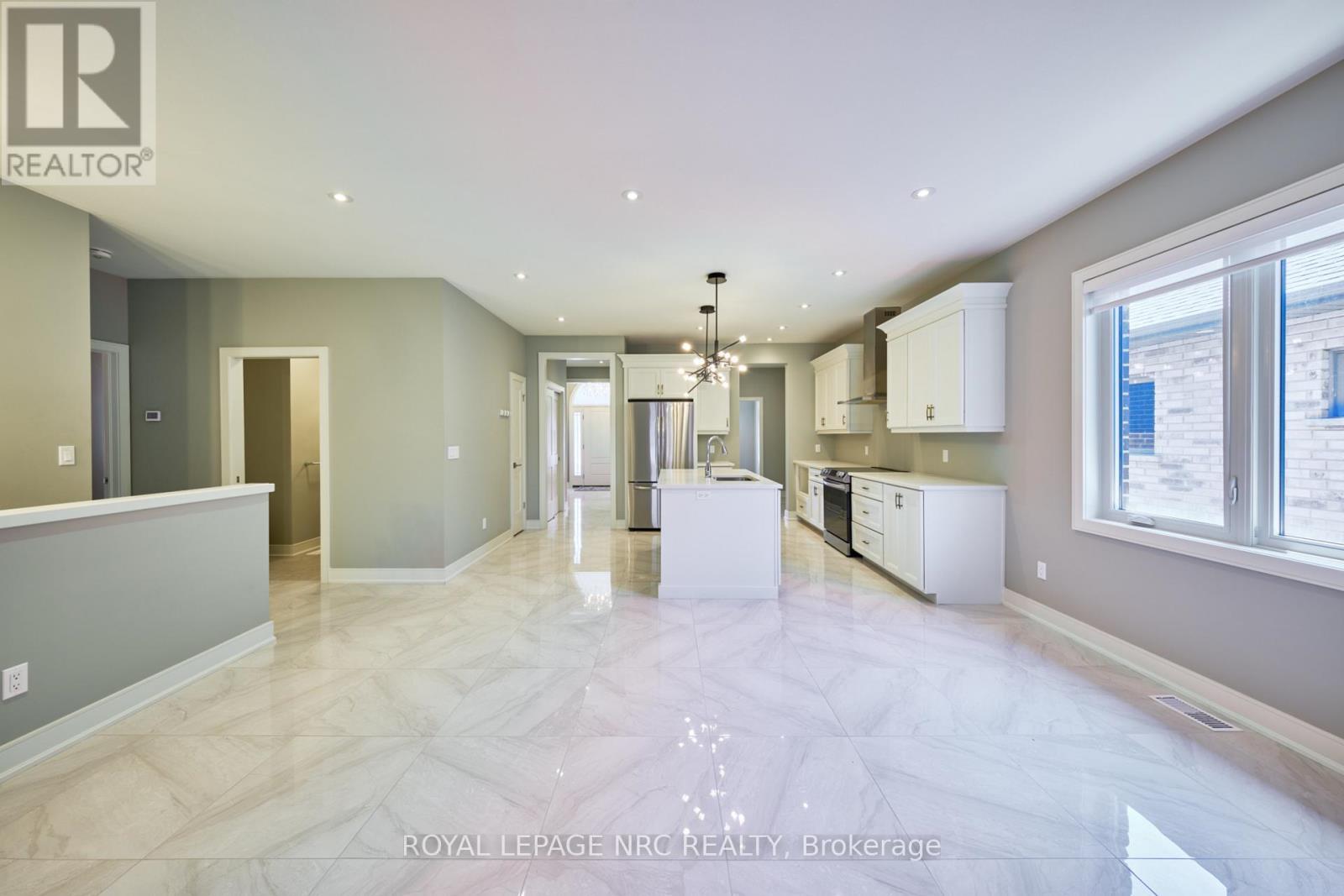 












53 CARRICK TRAIL

,
Welland (Hwy 406/Welland),




Ontario
L3B0E7

