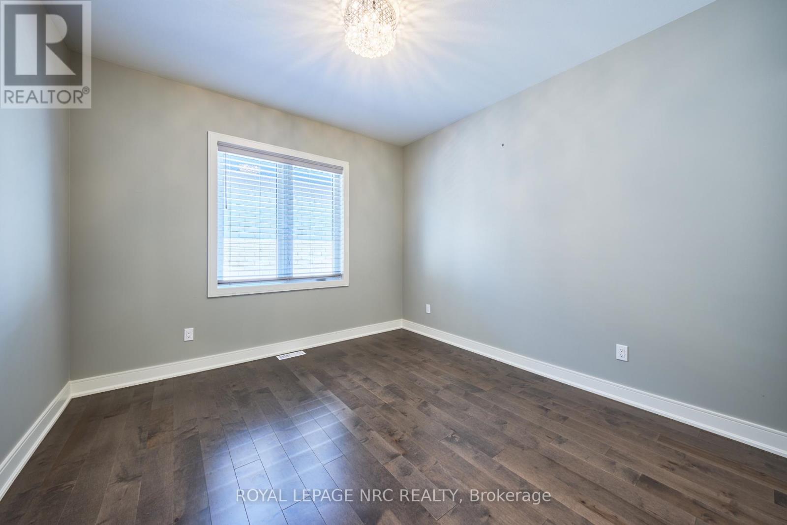 












53 CARRICK TRAIL

,
Welland (Hwy 406/Welland),




Ontario
L3B0E7

