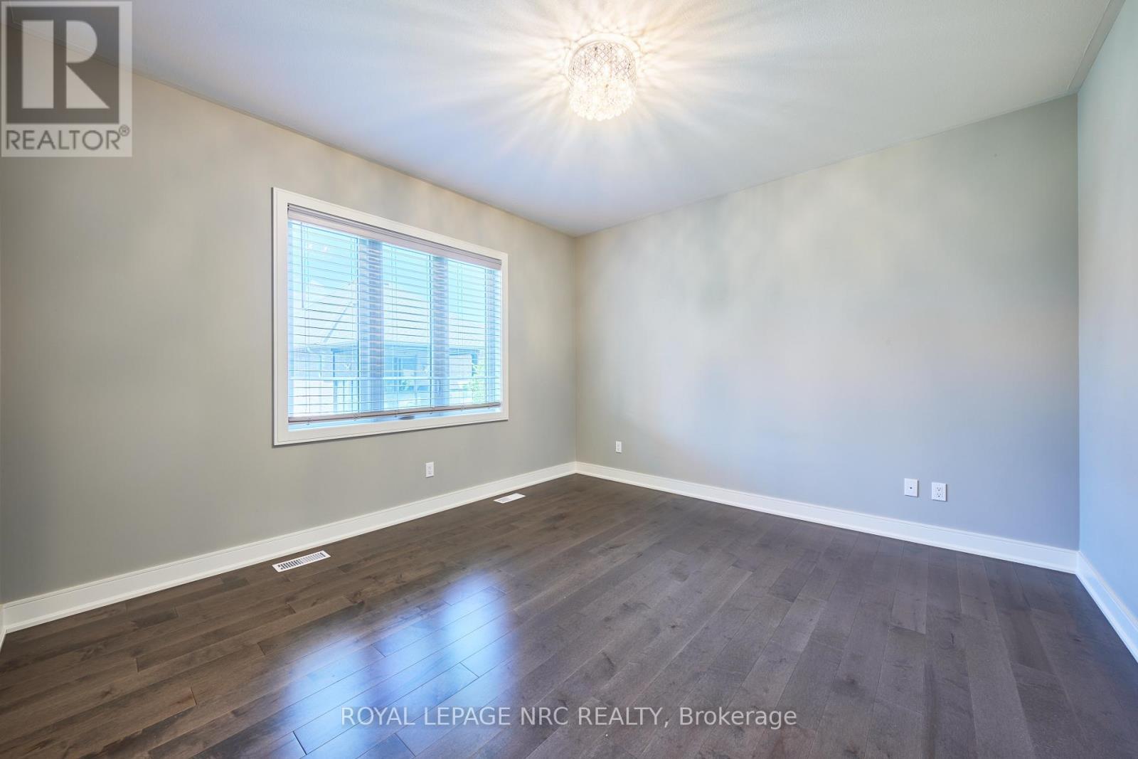 












53 CARRICK TRAIL

,
Welland (Hwy 406/Welland),




Ontario
L3B0E7

