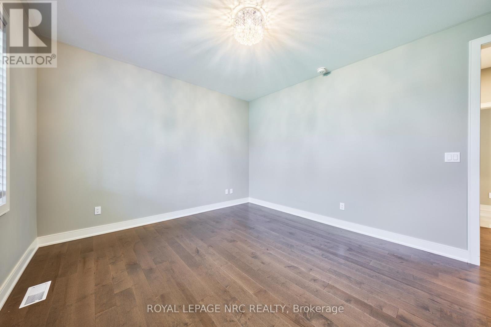 












53 CARRICK TRAIL

,
Welland (Hwy 406/Welland),




Ontario
L3B0E7

